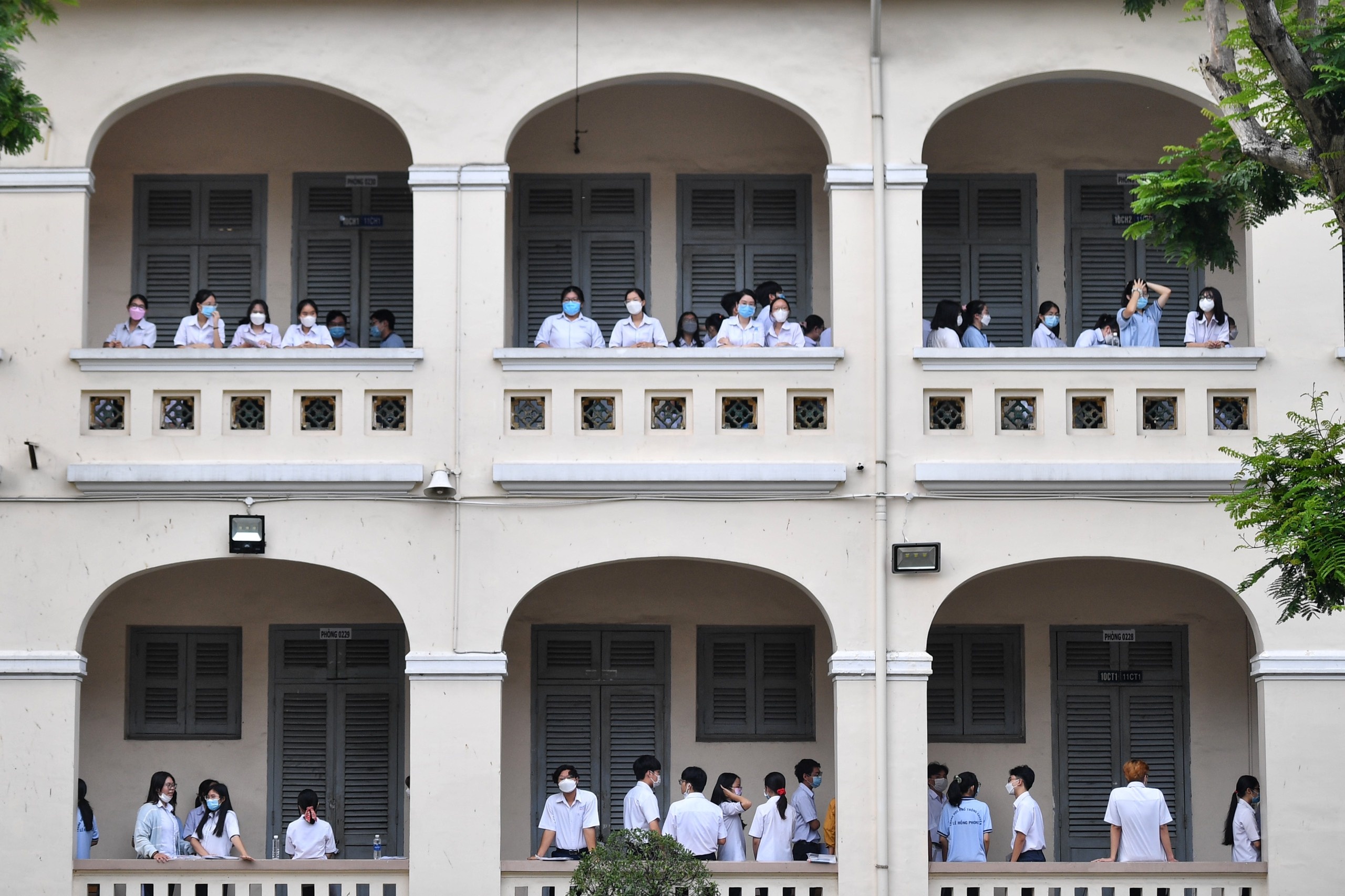 Thi sinh TP.HCM voi va chay vao phong thi anh 2