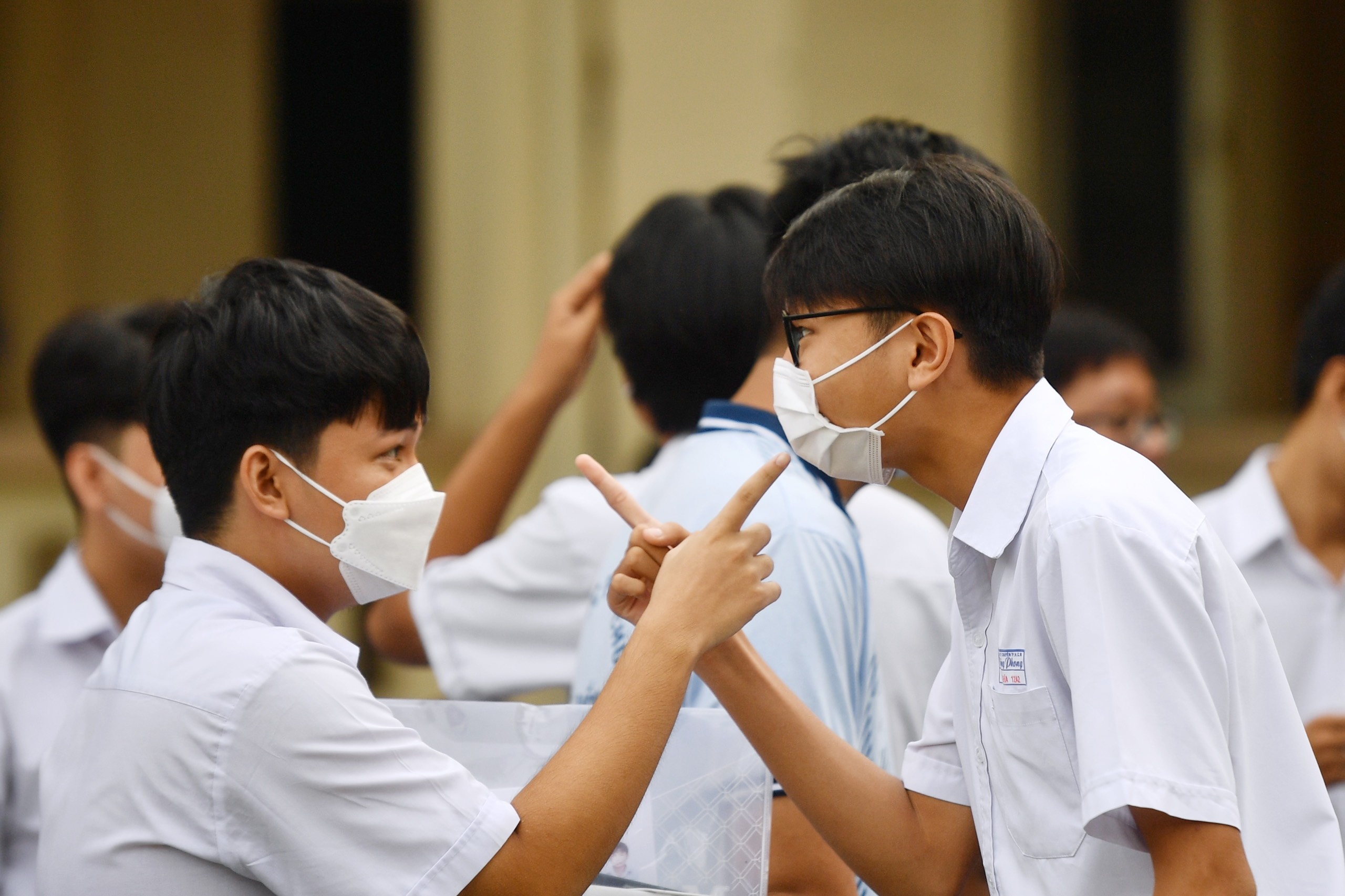 Thi sinh TP.HCM voi va chay vao phong thi anh 3