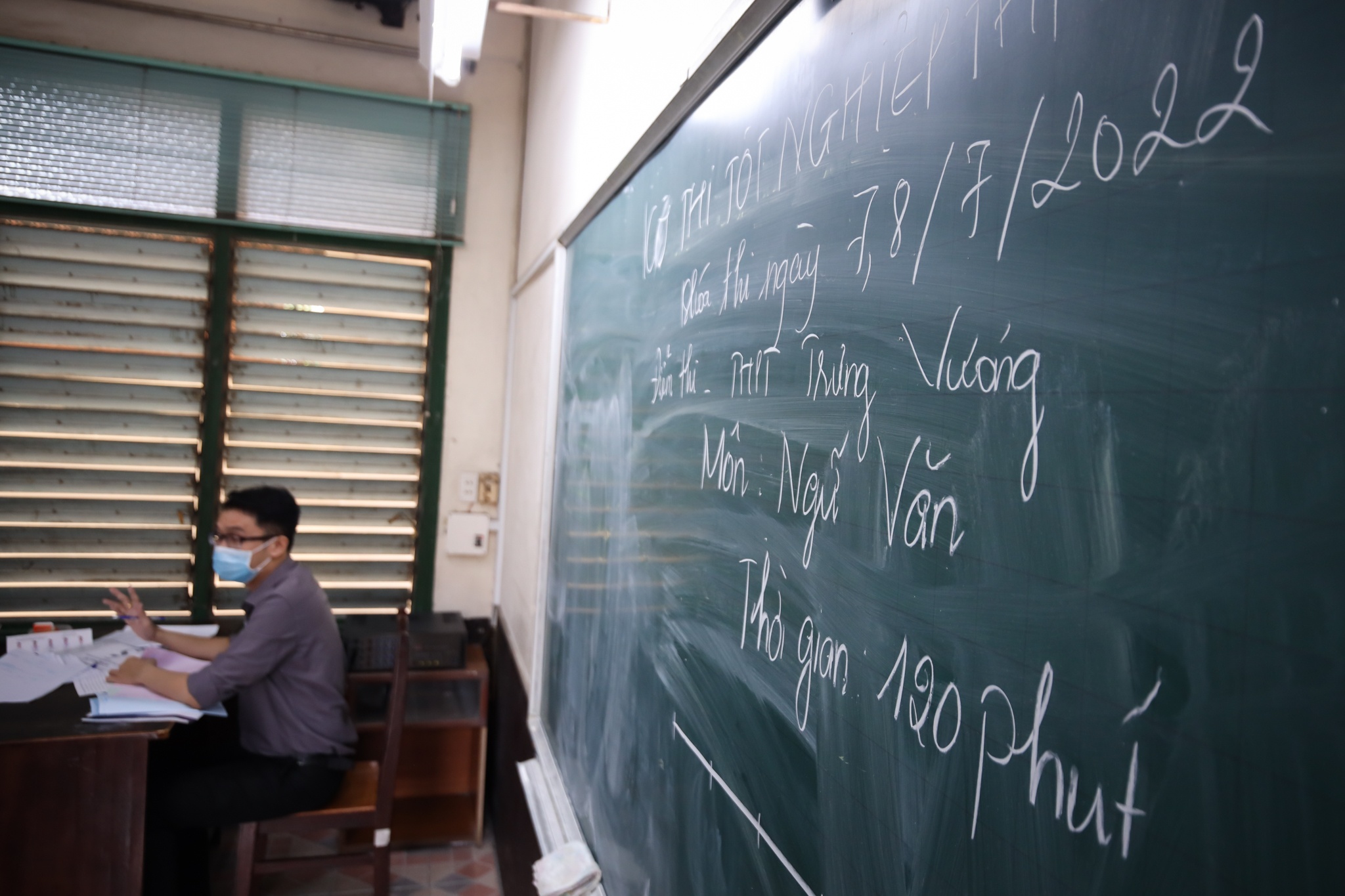 Thi sinh TP.HCM voi va chay vao phong thi anh 5