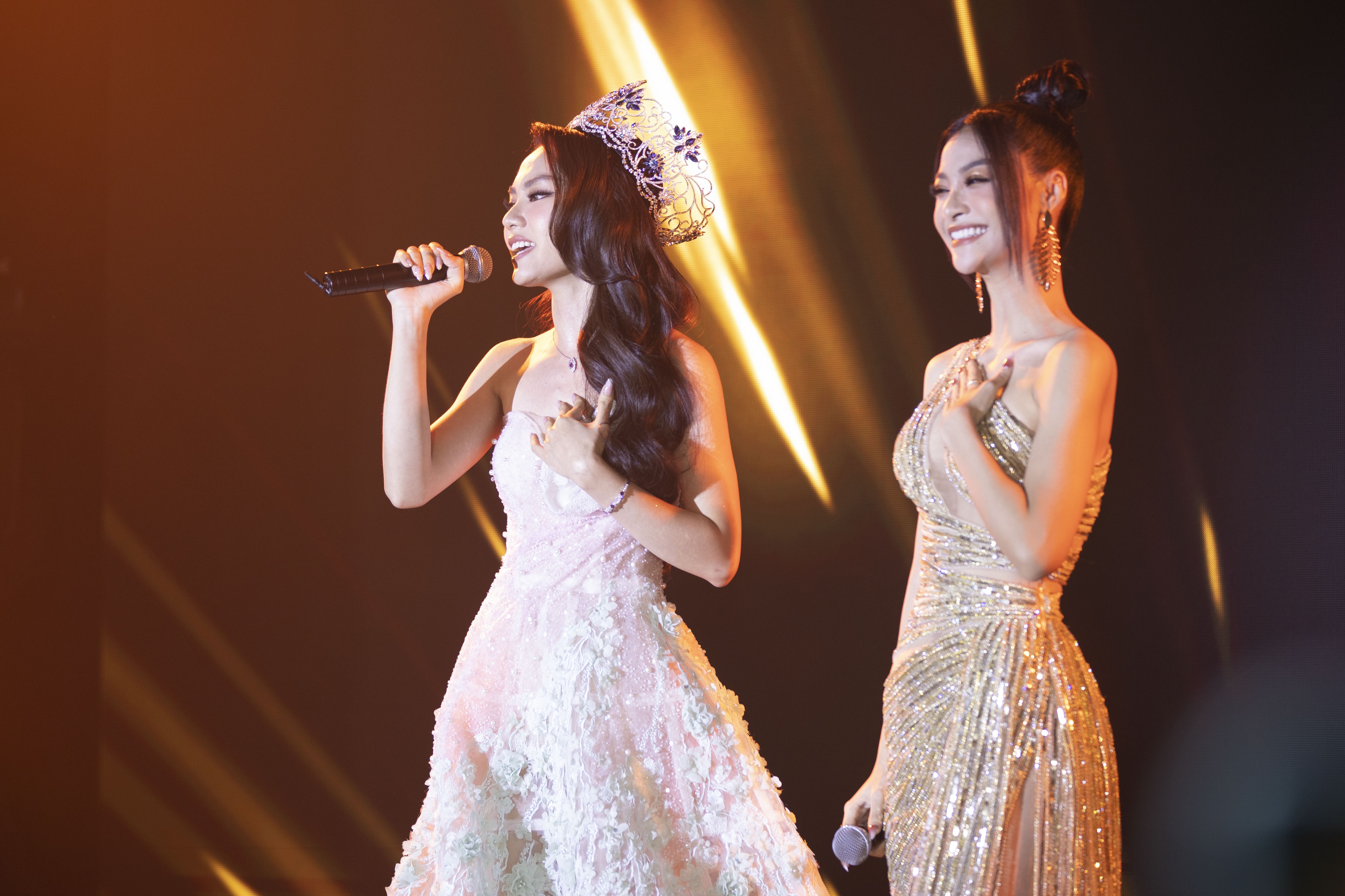 a hau bao ngoc anh 14