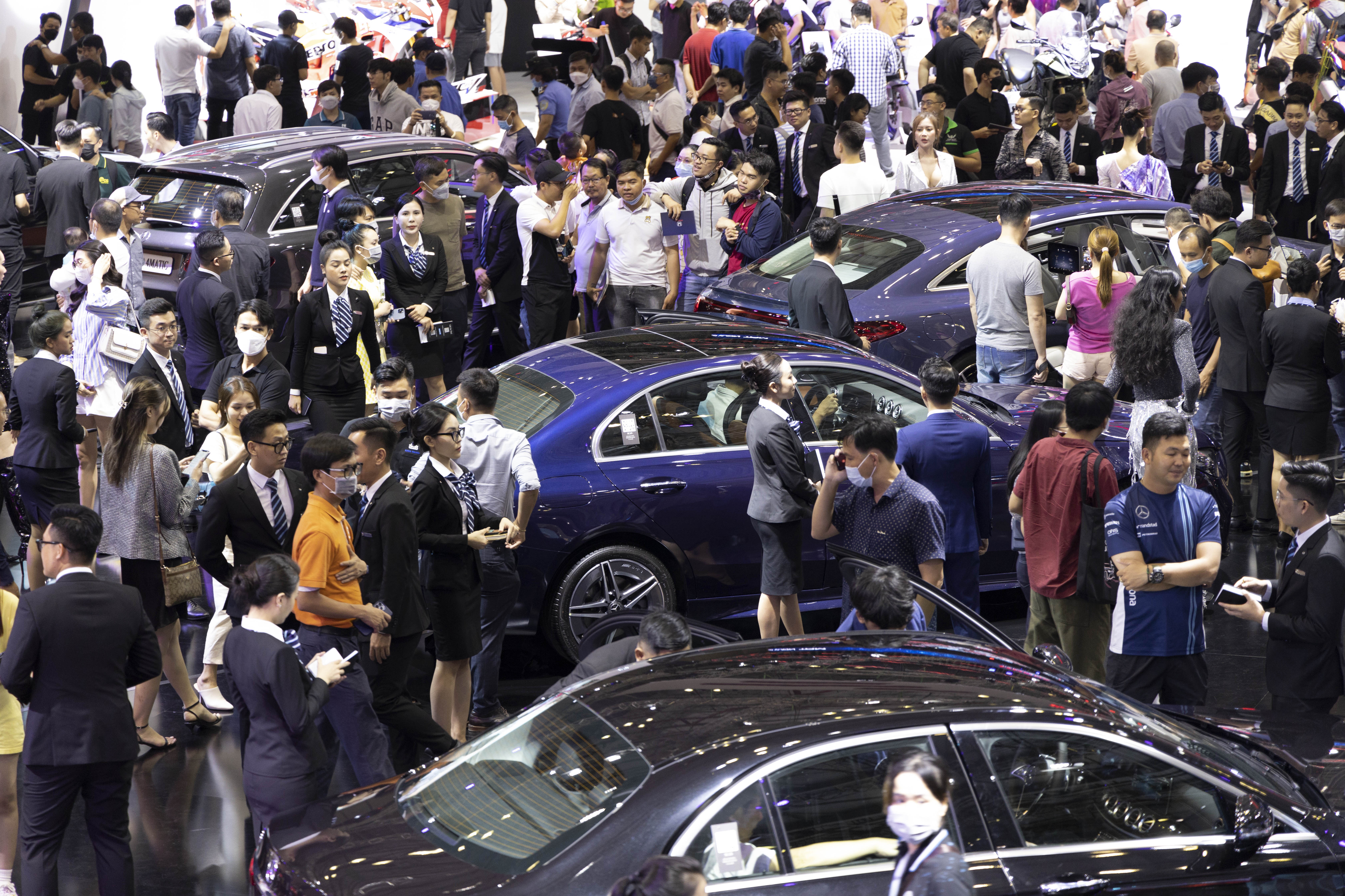 Hang nghin nguoi chen chuc tai Vietnam Motor Show 2022 hinh anh