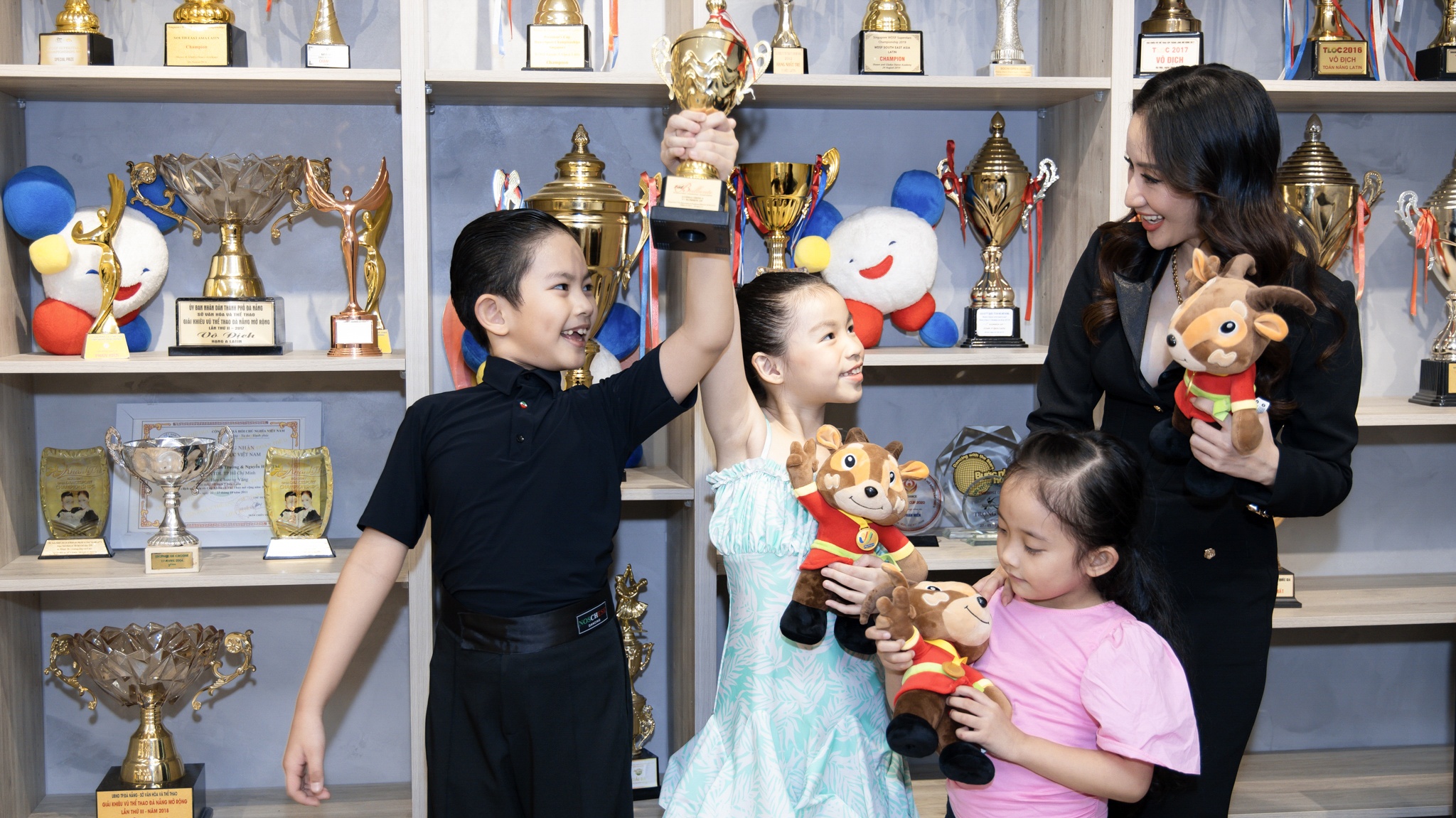 con Khánh Thi Phan Hiển ảnh 9 con Khanh Thi Phan Hien anh 9