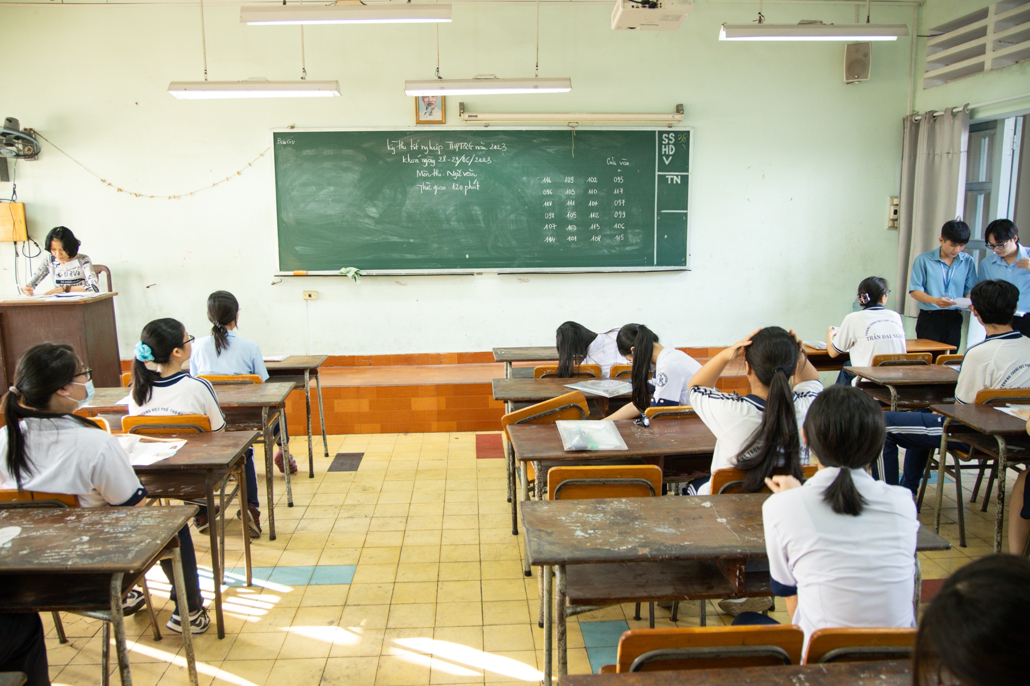 thi tot nghiep THPT anh 9