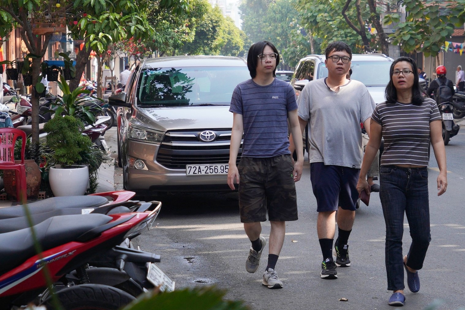 TP.HCM thu phi via he, nguoi dan van phai di bo duoi long duong hinh anh