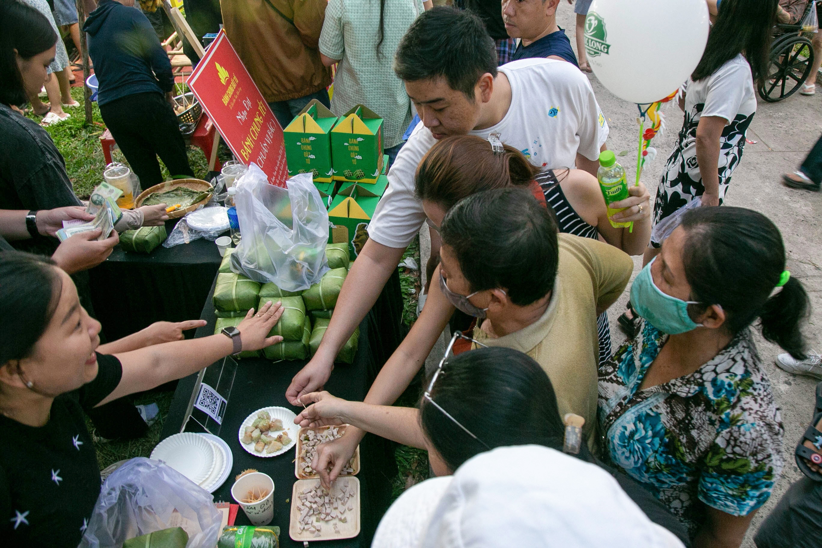 Gioi tre chen chan vui choi tai Le hoi Tet Viet hinh anh