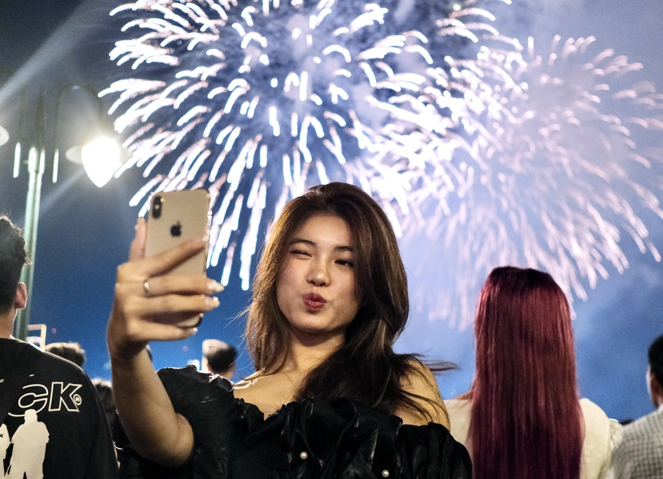 Khoanh khac lang man duoi phao hoa dem giao thua o TP.HCM hinh anh