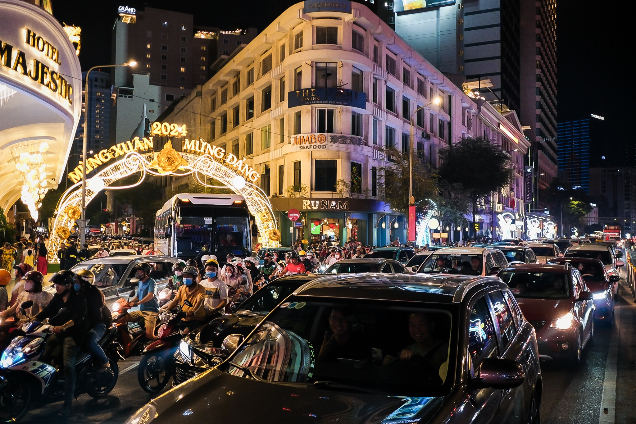 Cac nga duong den diem ban phao hoa o TP.HCM un tac hinh anh