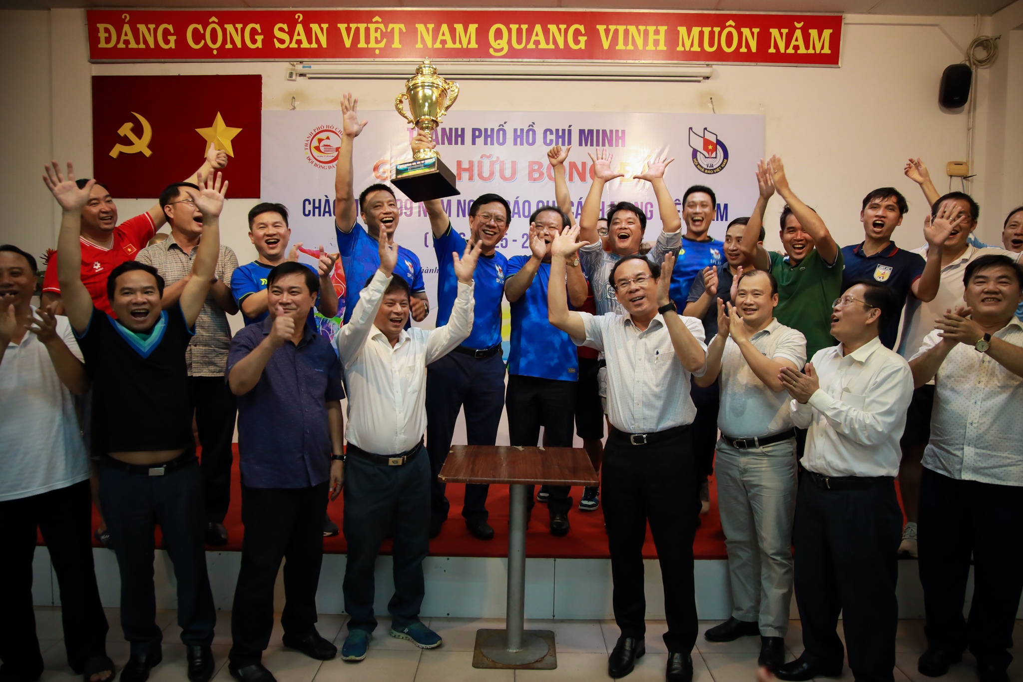 Lanh dao TP.HCM va lanh dao bao chi phia Nam da bong giao huu hinh anh