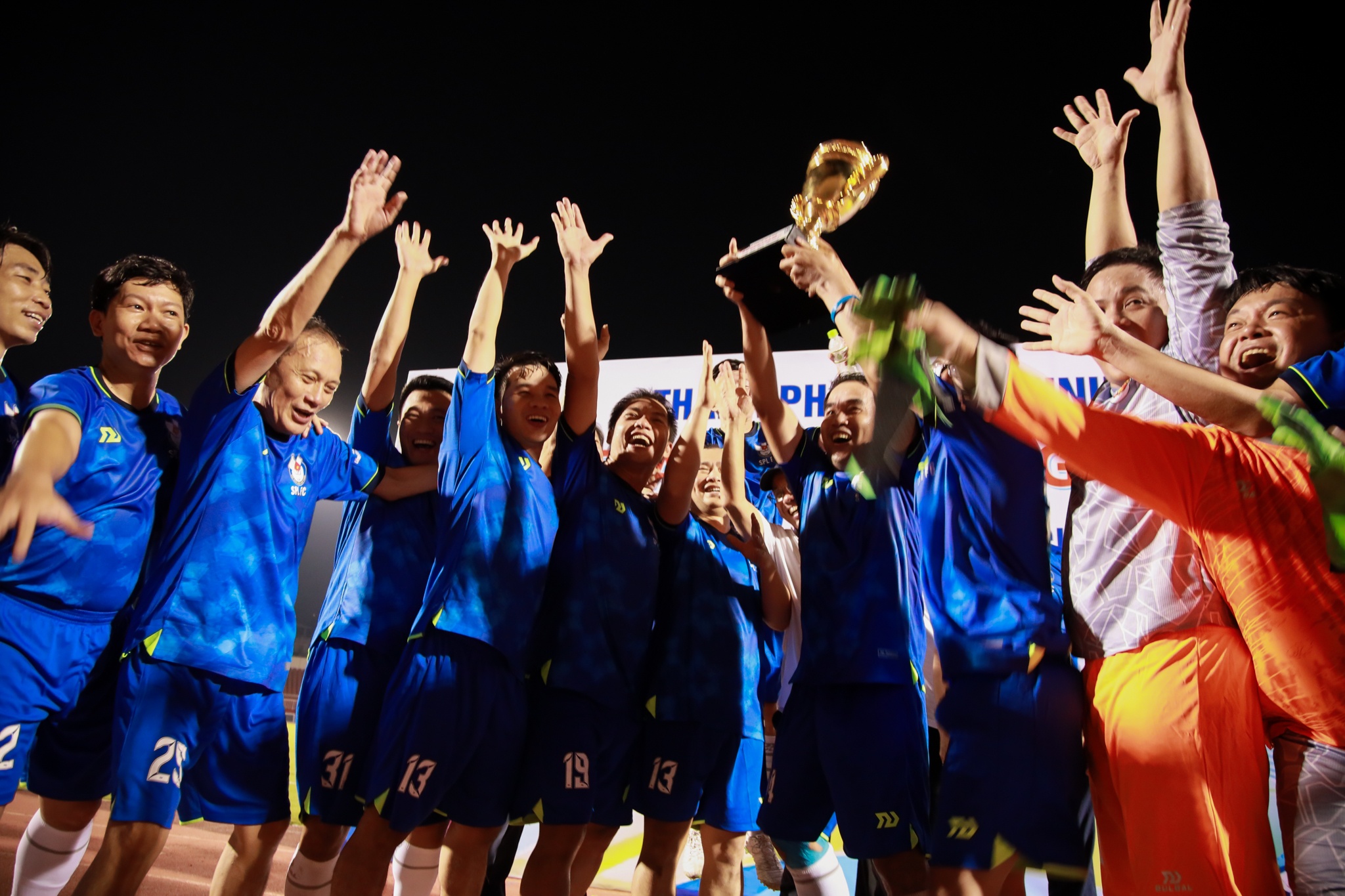 Ngay bao chi cach mang anh 17