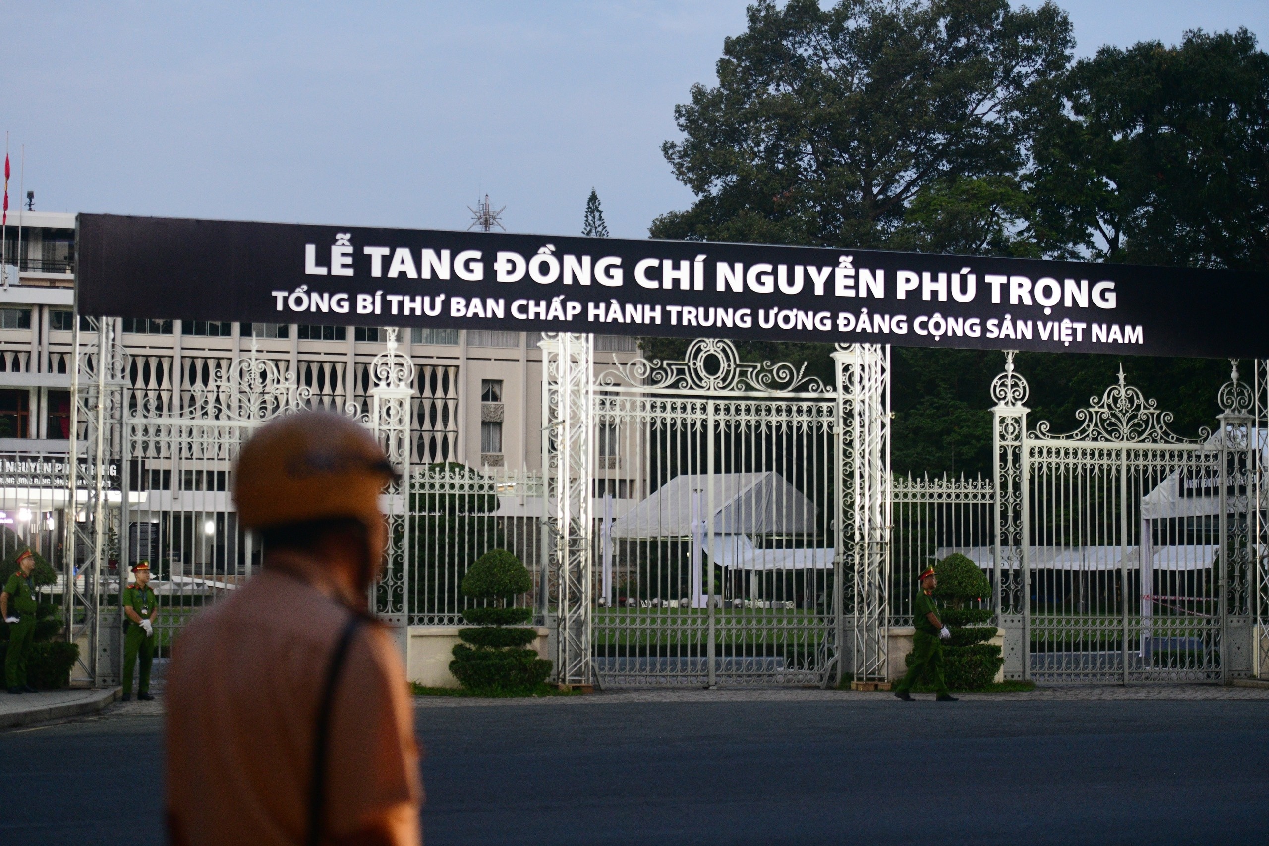 Nguoi dan den Hoi truong Thong Nhat cho vieng TBT Nguyen Phu Trong hinh anh