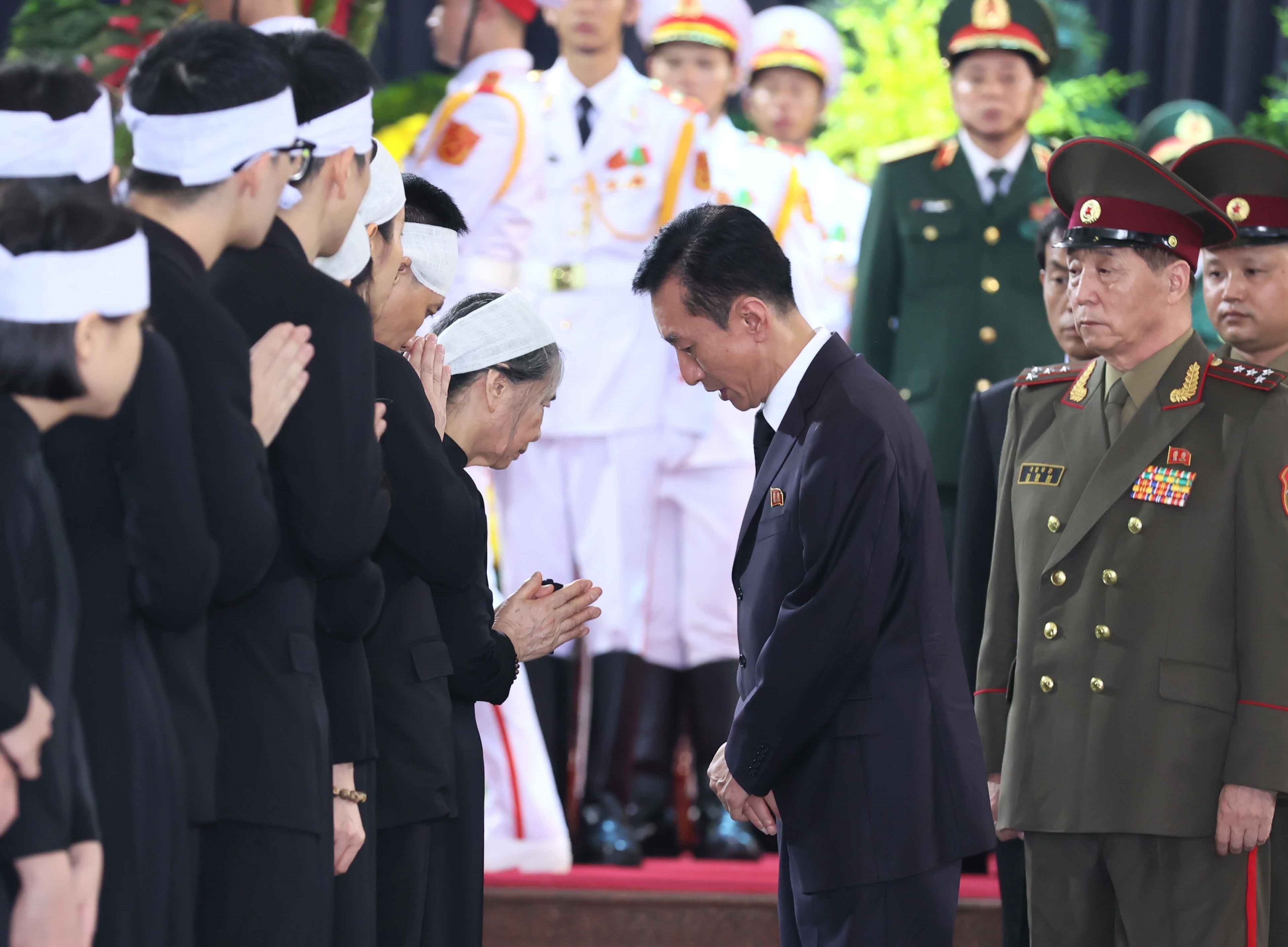 Doan quoc te vieng TBT anh 10