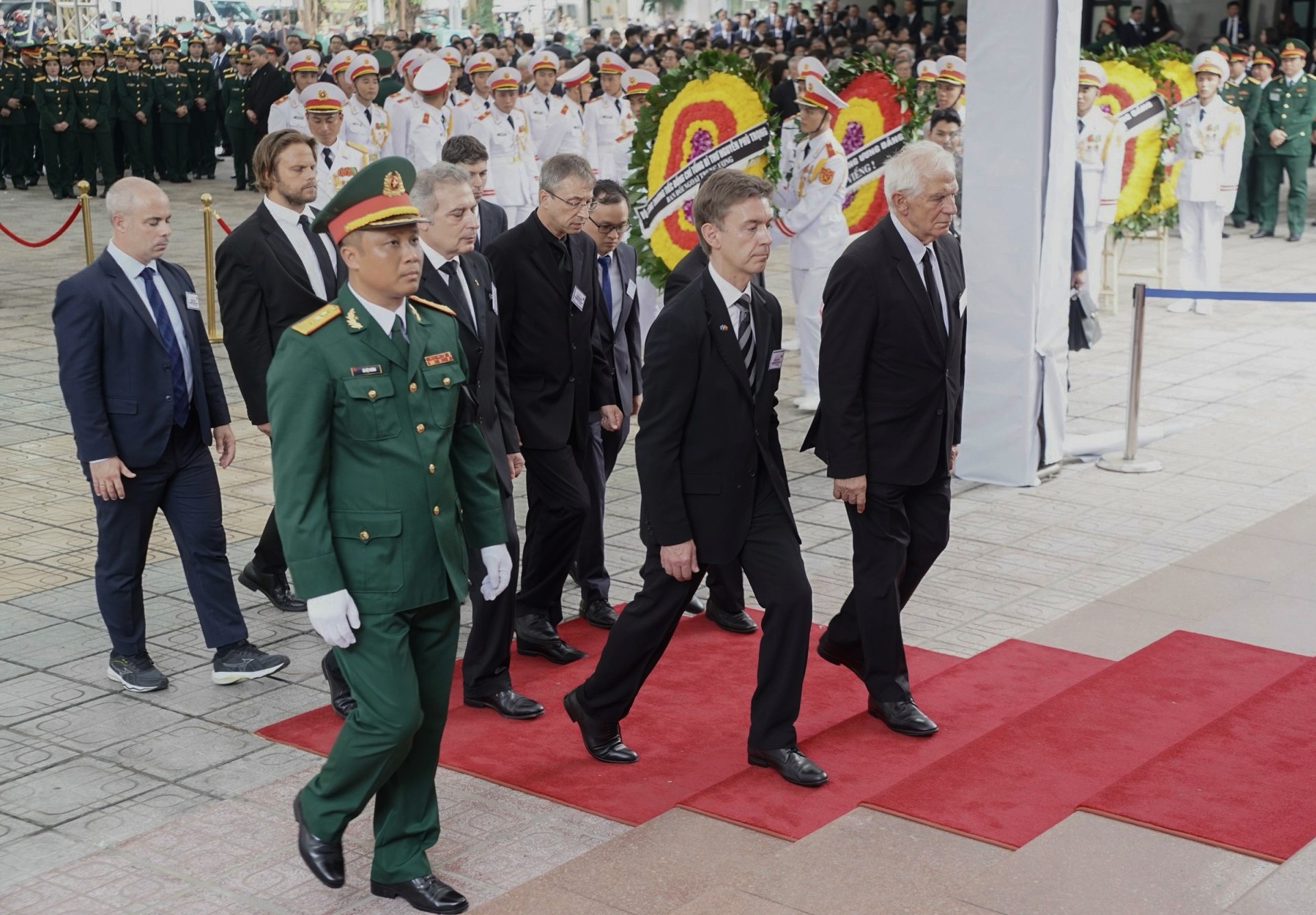 Doan quoc te vieng TBT anh 14