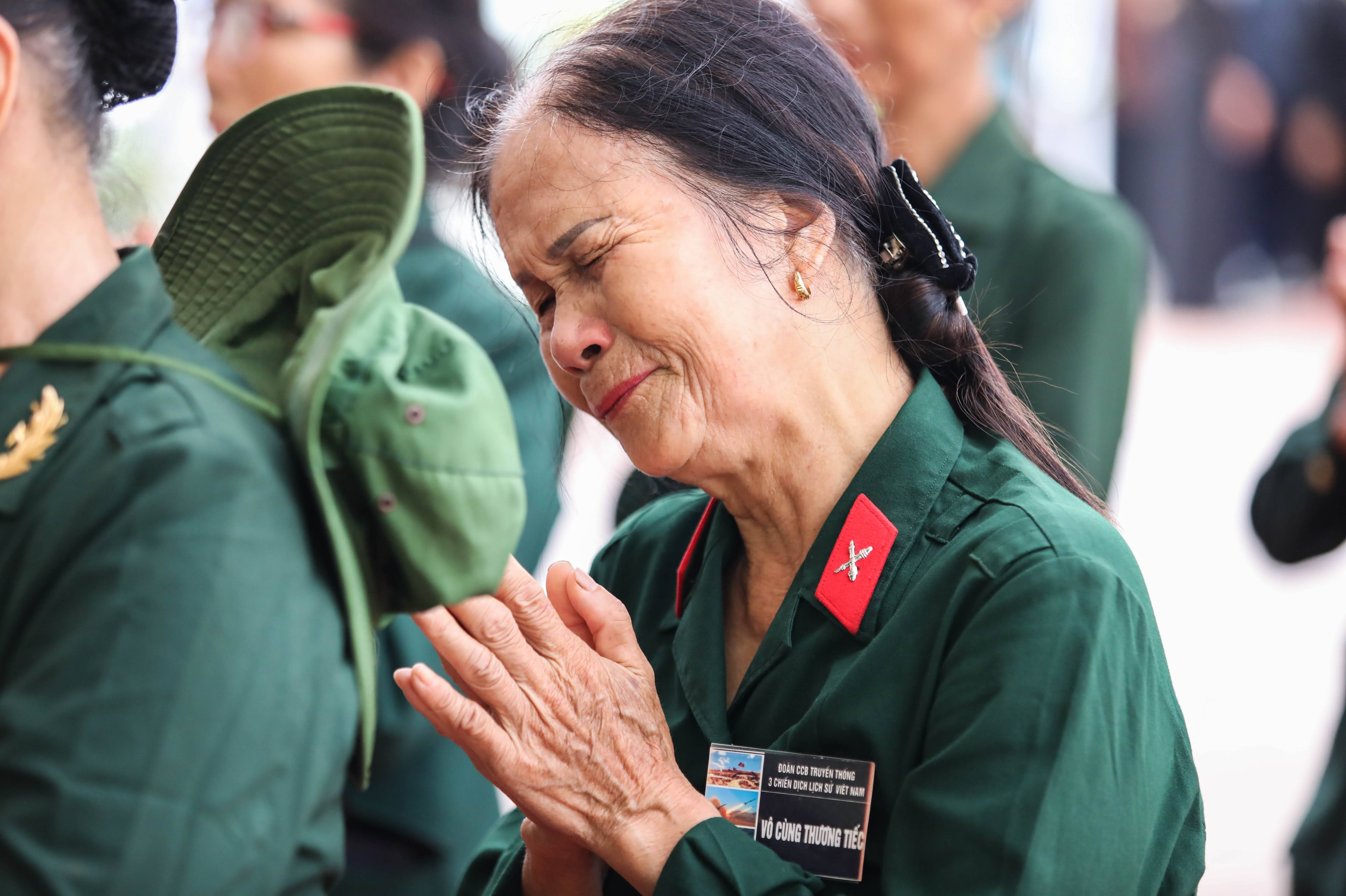 Cu ong, cu ba 80 tuoi toi Lai Da vieng TBT Nguyen Phu Trong hinh anh