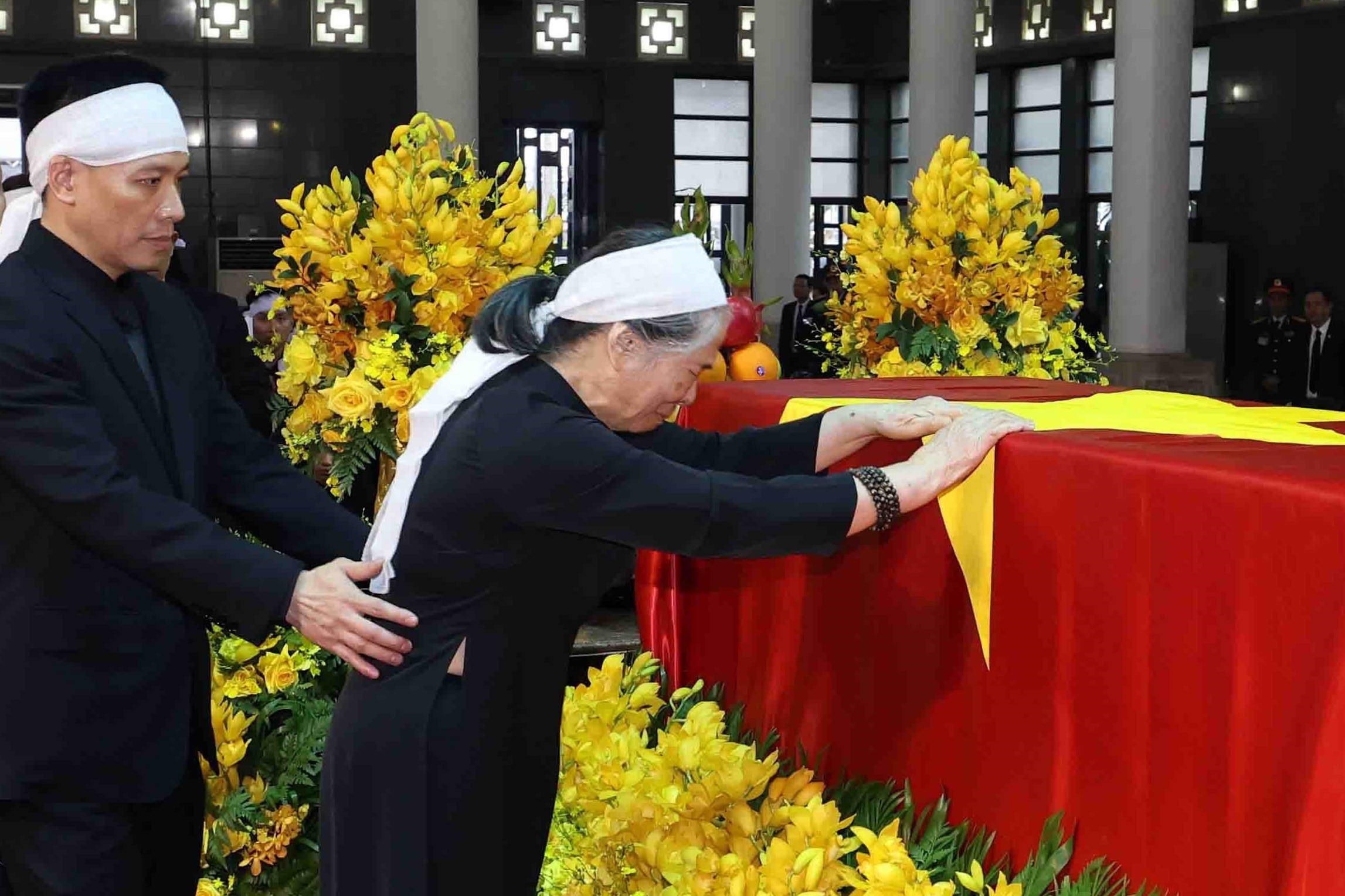 Phu nhan Ngo Thi Man nghen ngao ben linh cuu TBT Nguyen Phu Trong hinh anh