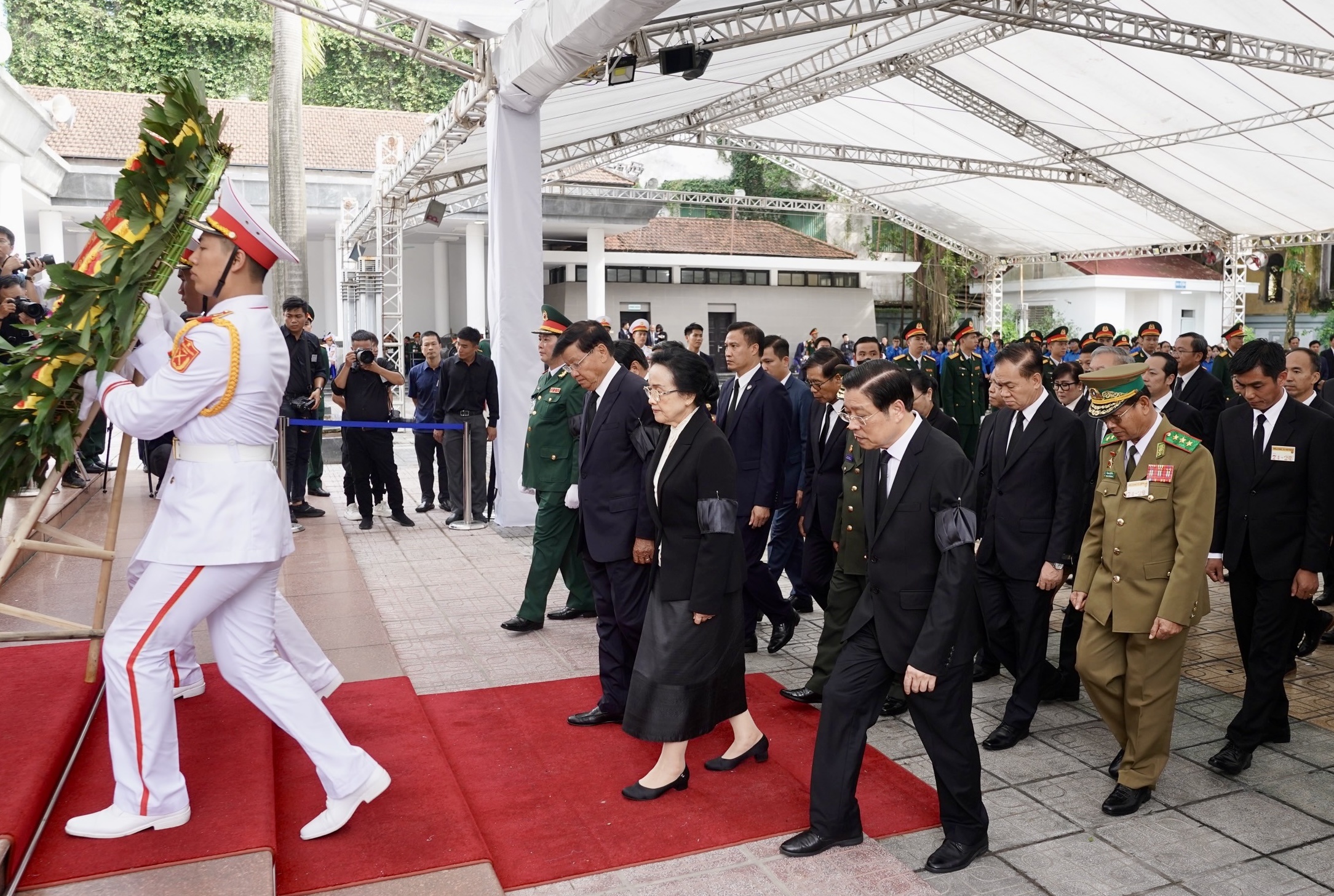 Doan quoc te vieng TBT anh 3