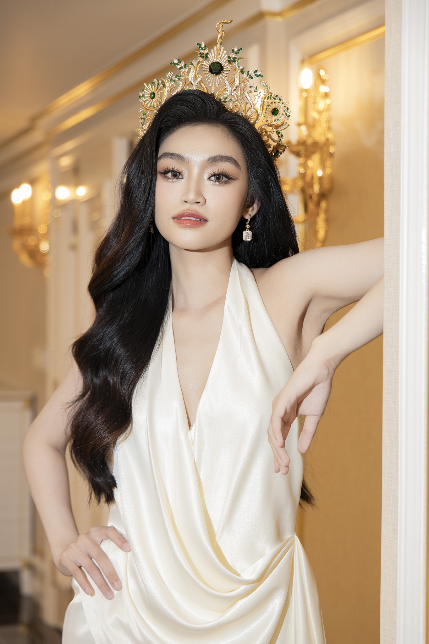 Hoa hậu Yến Nhi đọ sắc 4 á hậu
