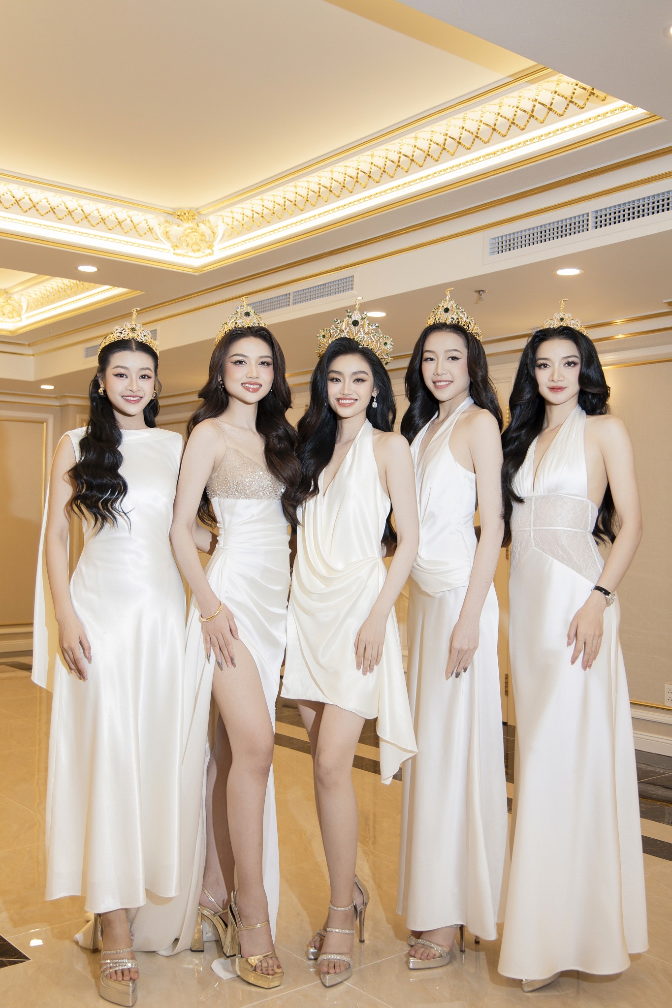 Hoa hậu Yến Nhi đọ sắc 4 á hậu