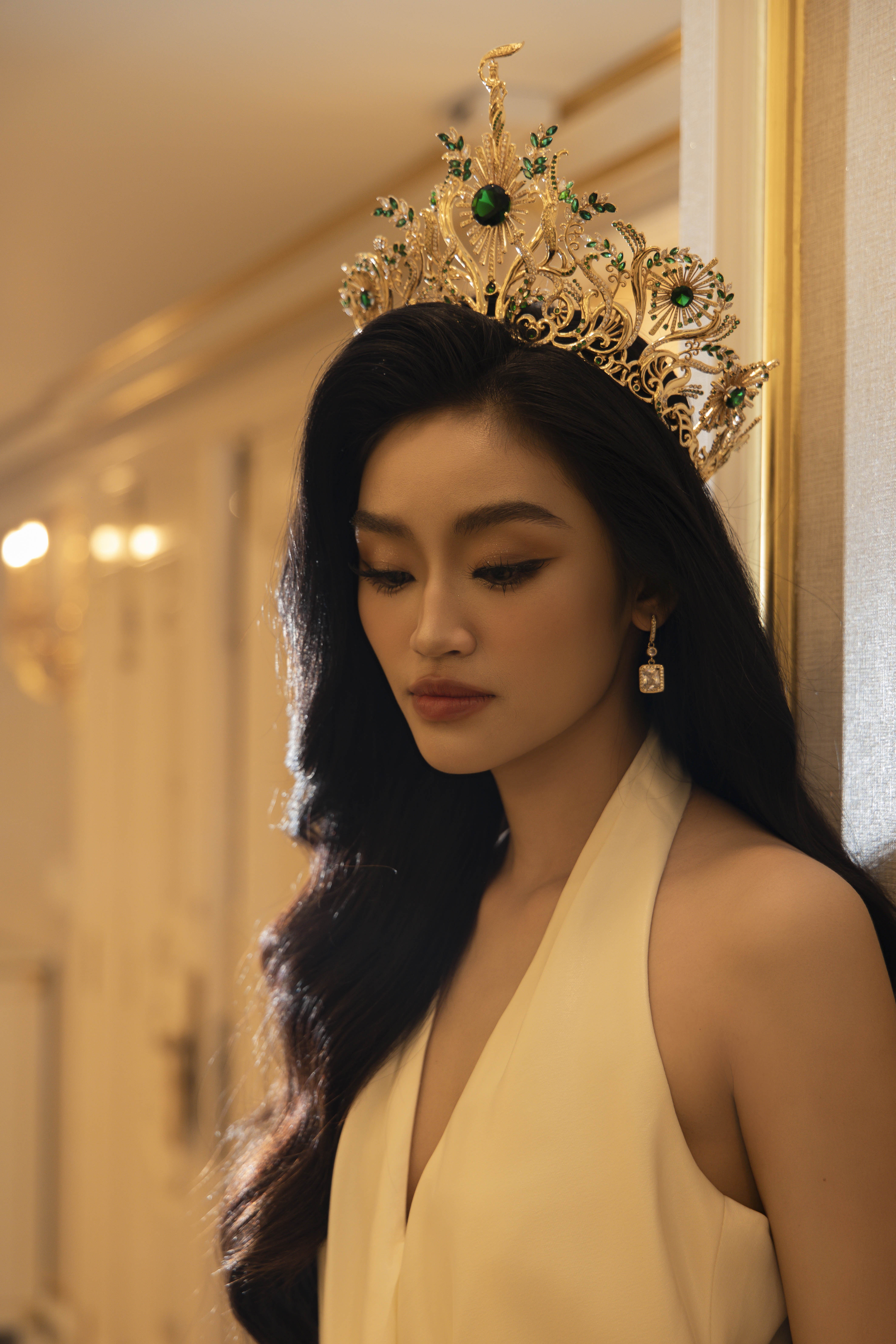 Hoa hậu Yến Nhi đọ sắc 4 á hậu