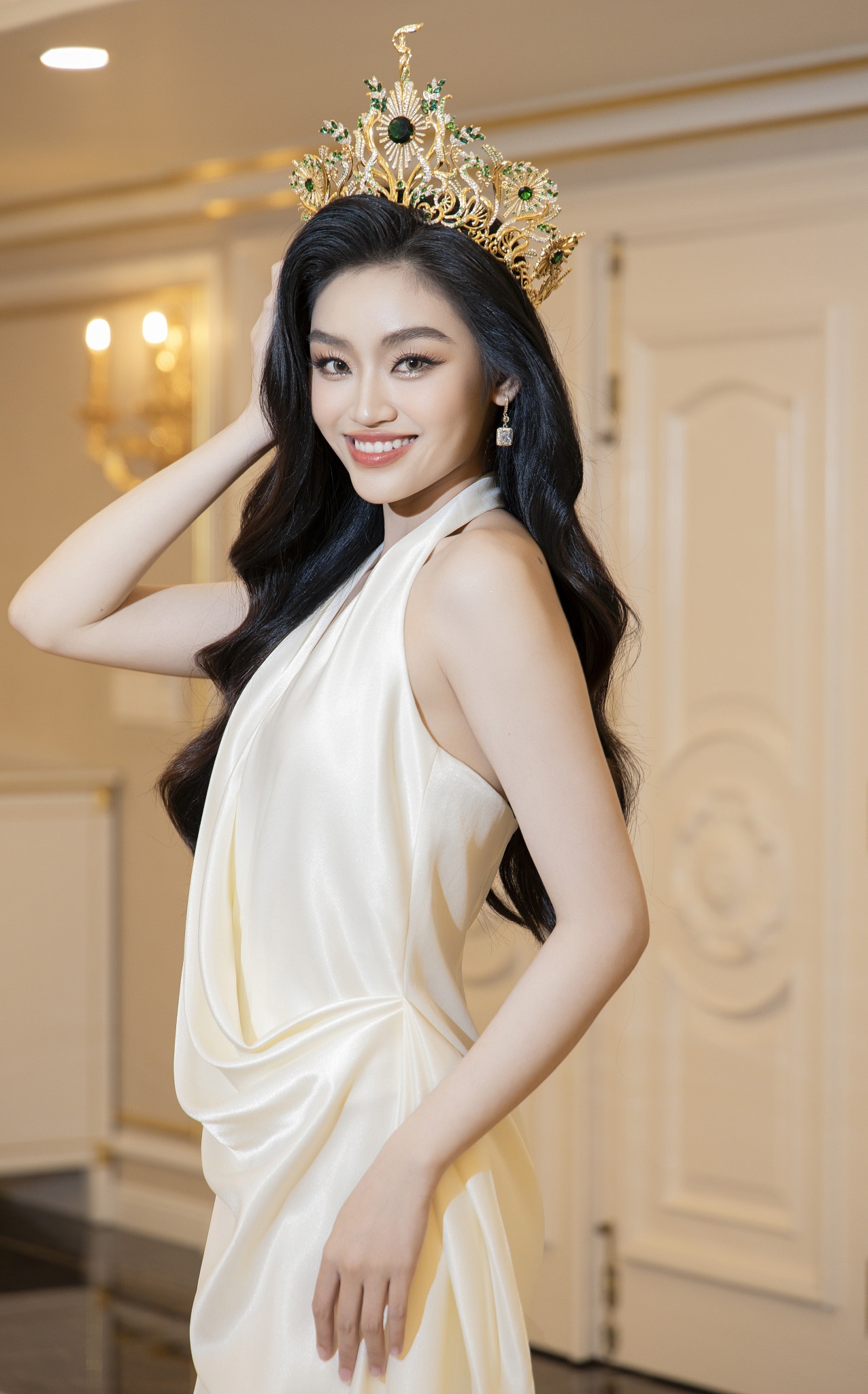 Hoa hậu Yến Nhi đọ sắc 4 á hậu