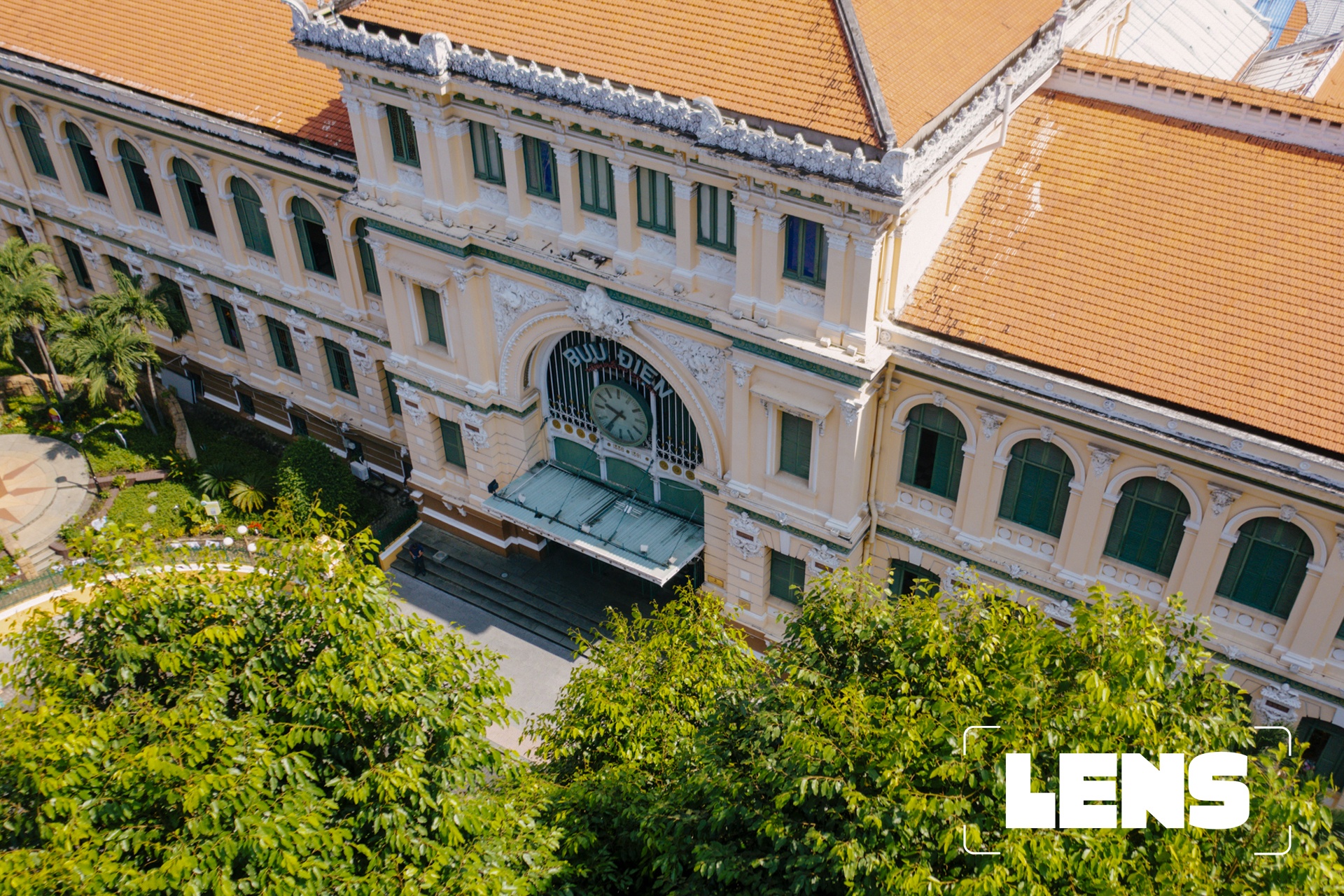 Can canh kien truc doc dao cua Buu dien TP.HCM hinh anh