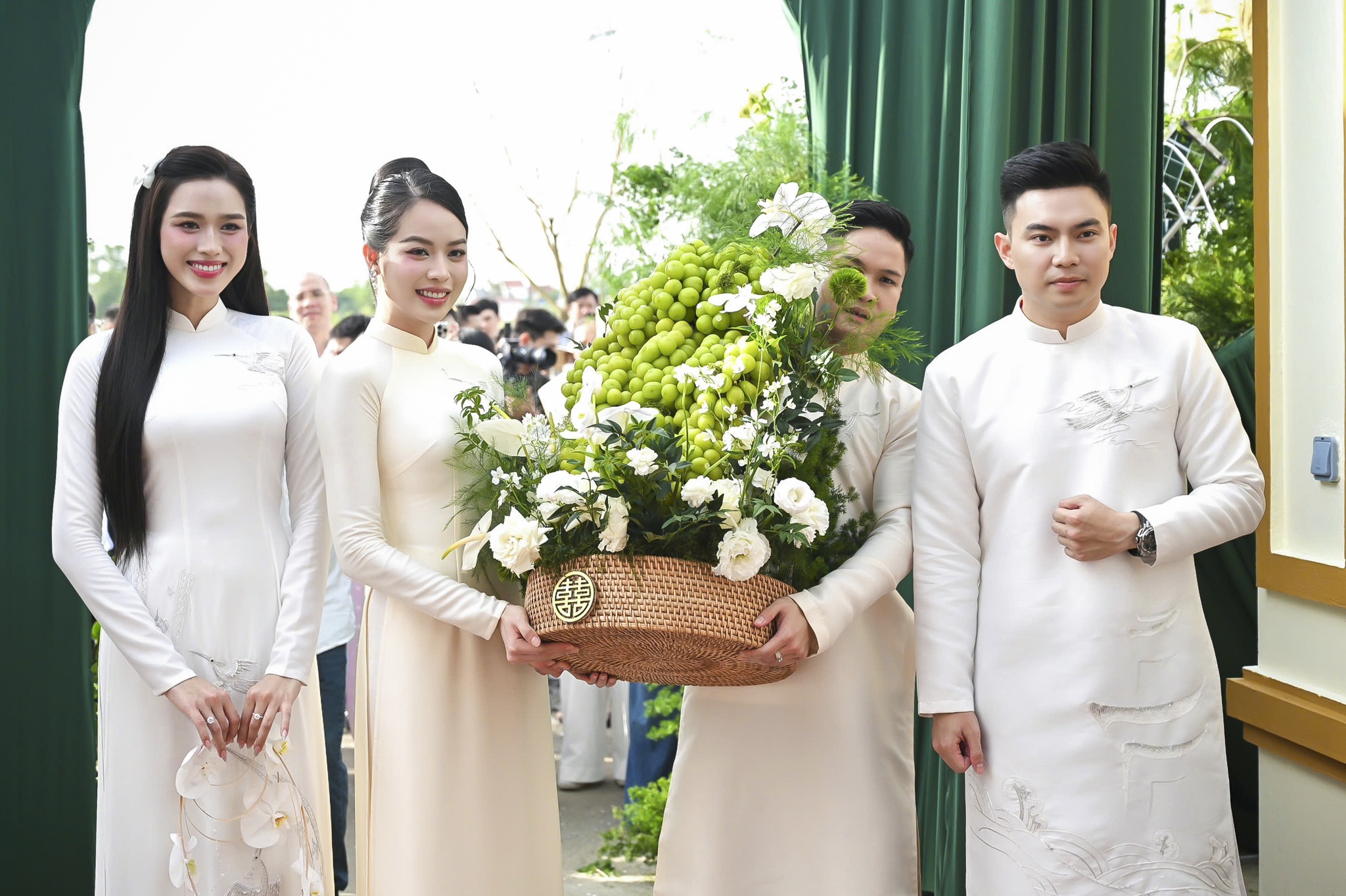 Hình ảnh lễ ăn hỏi của Đỗ Thị Hà và thiếu gia Tập đoàn Sơn Hải