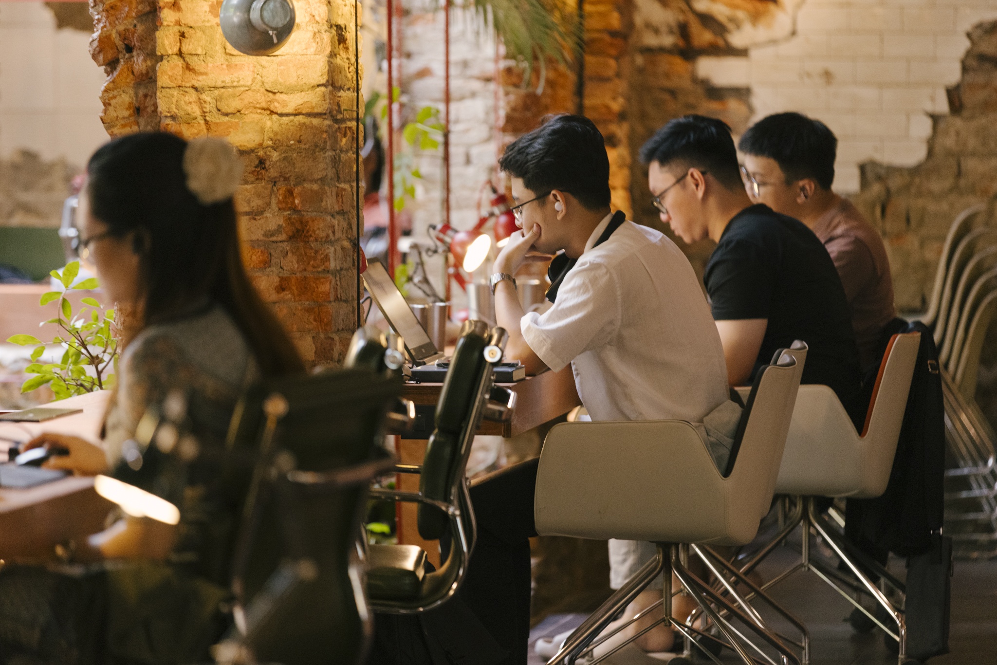 ‘Cong xuong’ hoc bai, lam viec tai TP.HCM ban khong gian theo gio hinh anh