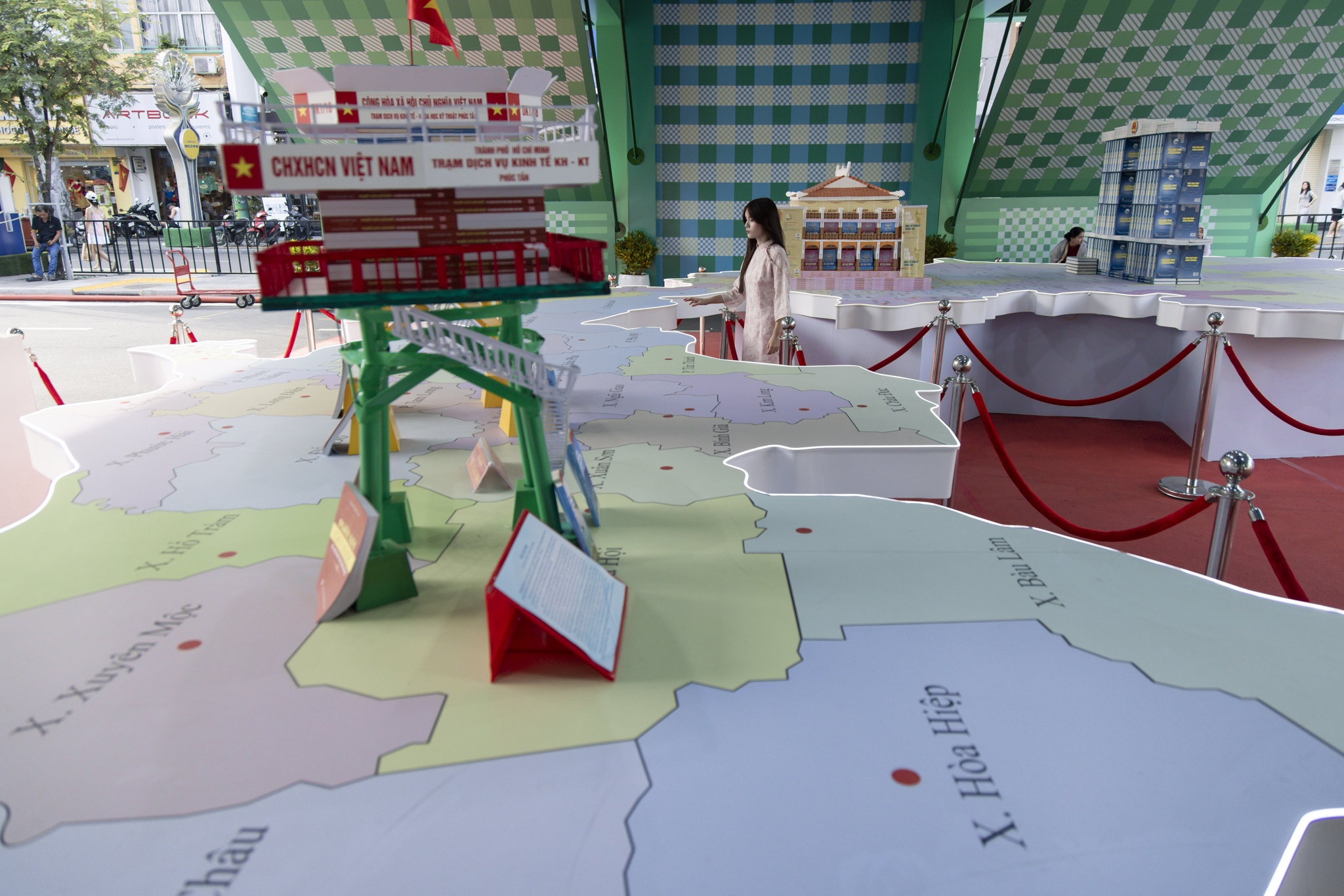 Đường sách Tết ảnh 7 Duong sach Tet anh 7