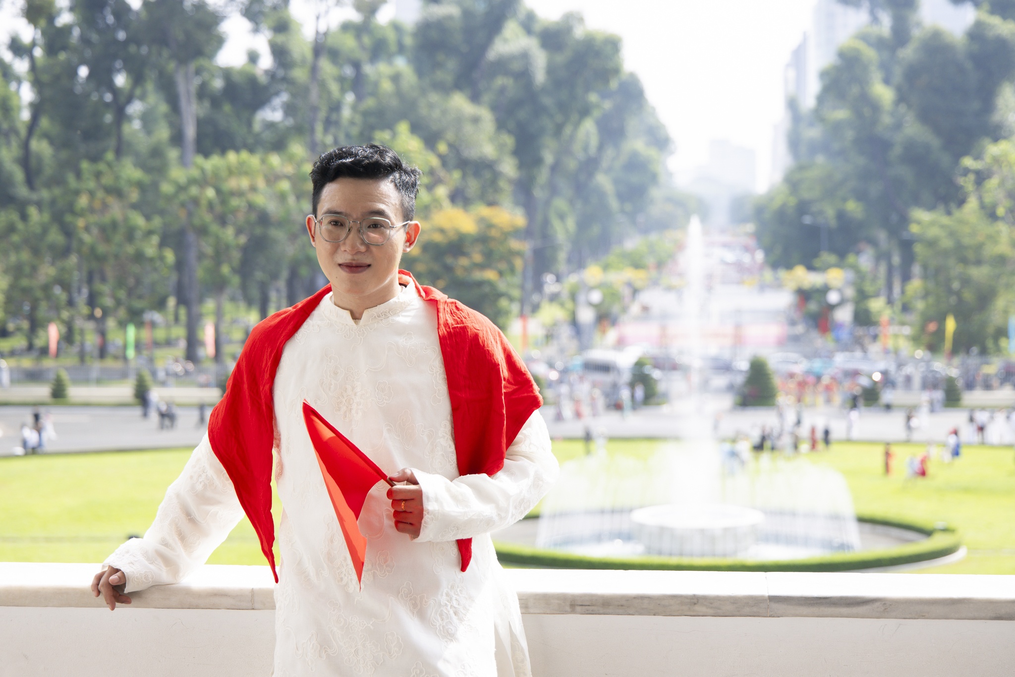 Rop ao dai trang, co do sao vang tai Dinh Doc Lap hinh anh