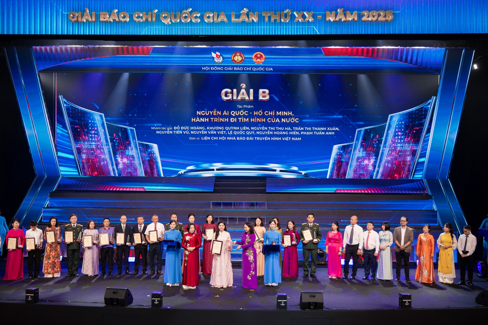 Giai bao chi Quoc gia anh 8