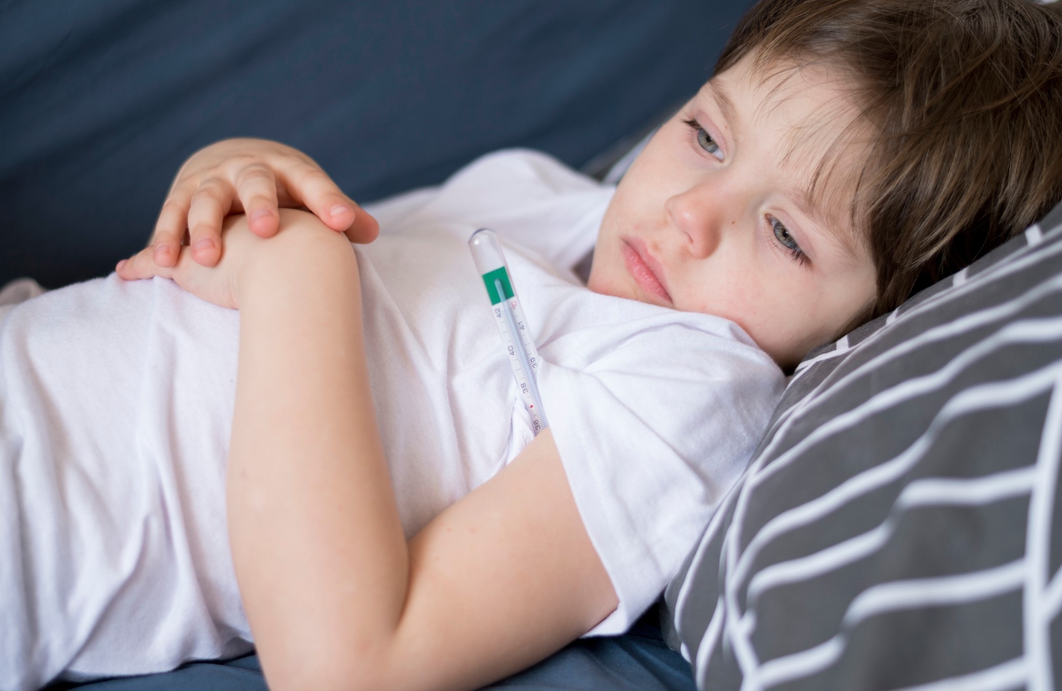 Tre tho kho khe khi nhiem loai virus nay hinh anh