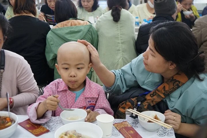 Me hanh phuc nhin con an duoc com sau 3 thang chien dau voi ung thu hinh anh