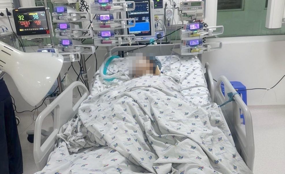 Nu sinh 15 tuoi nguy kich vi nhay tu lau 5 xuong dat hinh anh