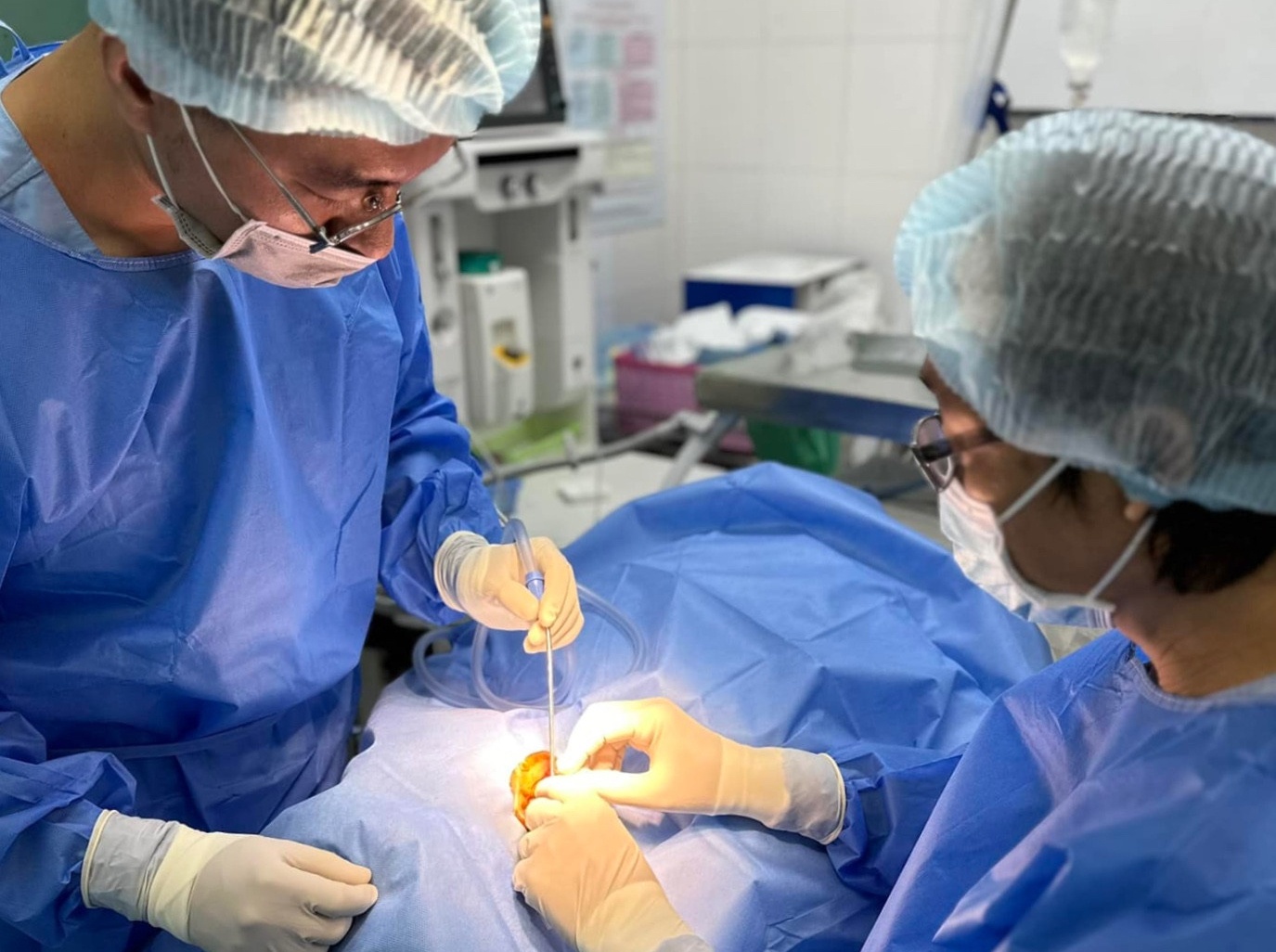 Nhap vien vi ngan dong nghiep danh nhau sau bua nhau tat nien hinh anh