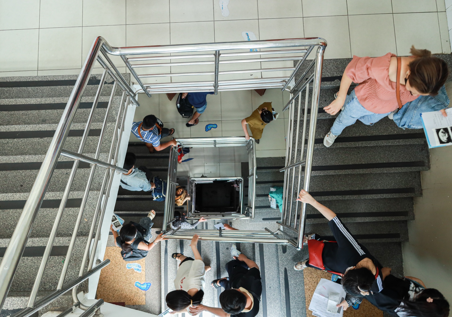 sinh con nam rong anh 9