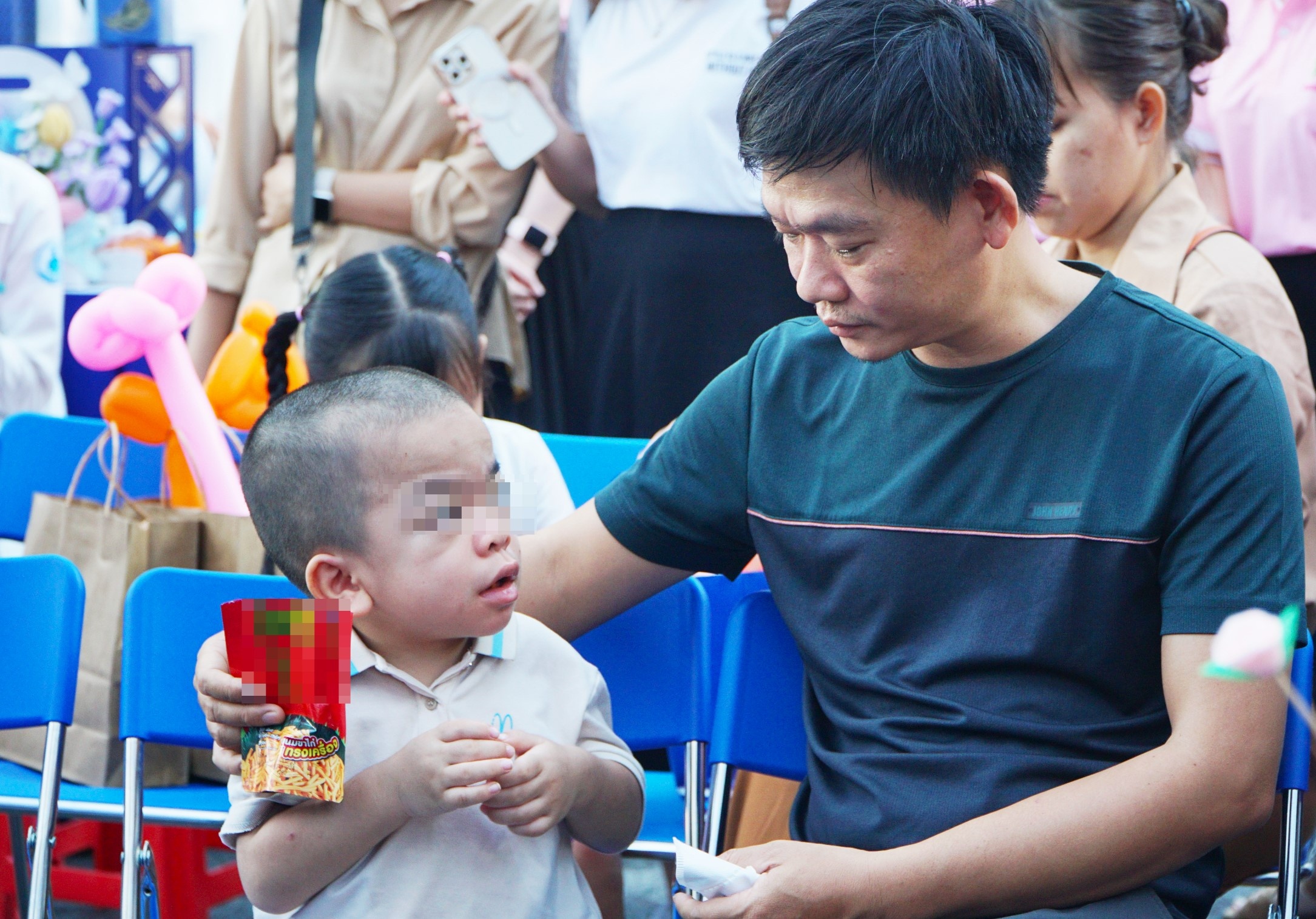 Nhung em be mang trong minh can benh hiem hinh anh