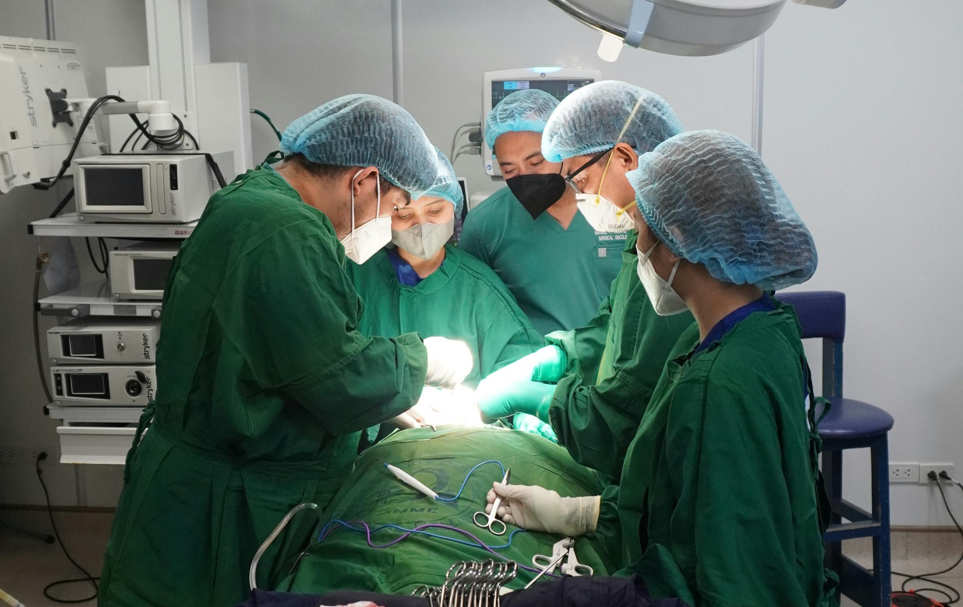 Hai benh vien o TP.HCM bao dong do cuu me con san phu hinh anh