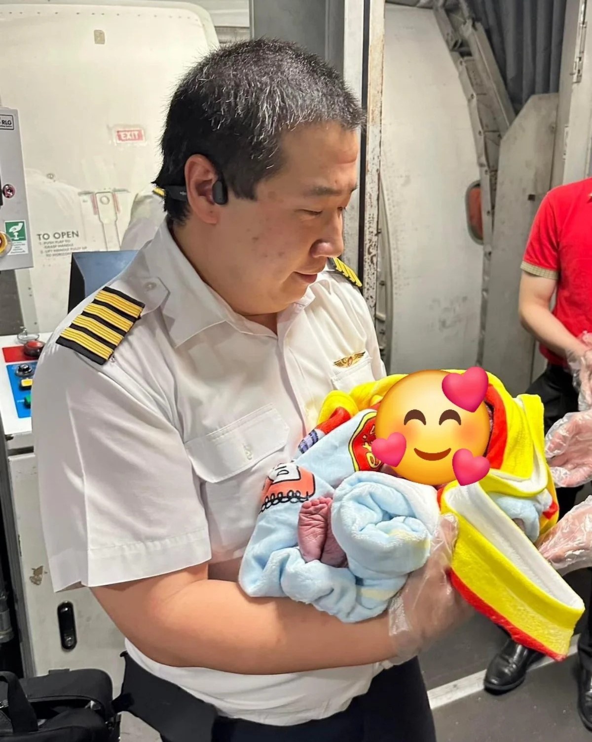 trẻ sinh trên máy bay ảnh 1 tre sinh tren may bay anh 1