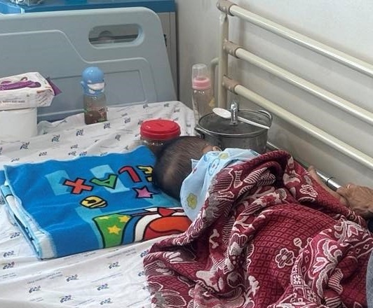 Em be co giat vi chi duoc cho an chay hinh anh