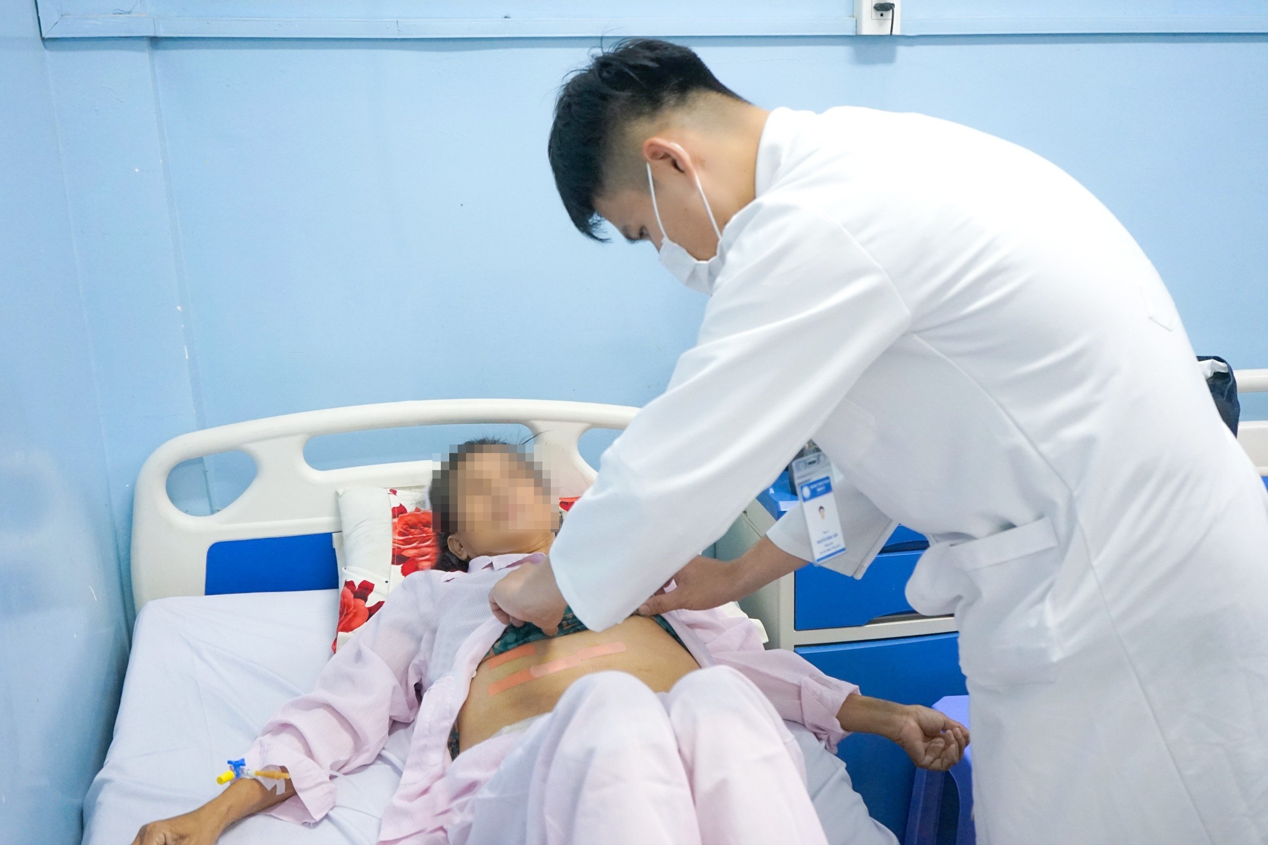 Cat khoi u gan 5 kg cho nguoi phu nu o TP.HCM hinh anh