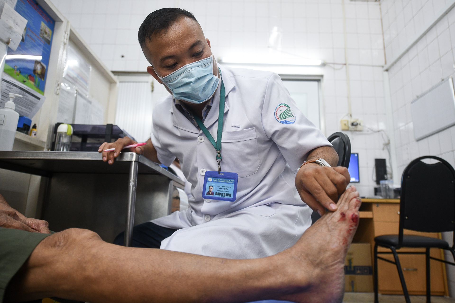 Chat kin nguoi xep hang tiem vaccine dai o TP.HCM hinh anh