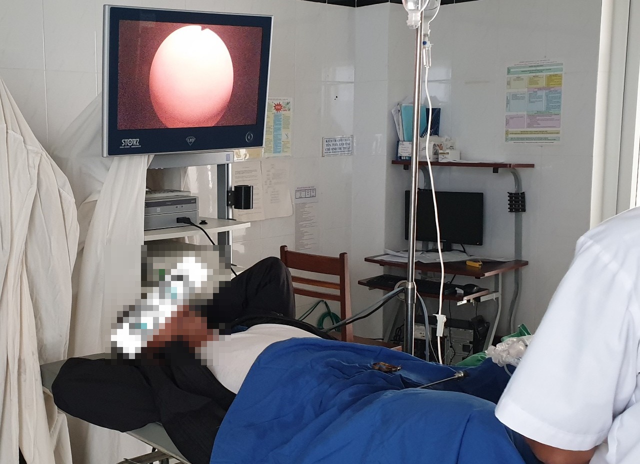 Dua di vat 10 cm vao nieu dao de gai ngua hinh anh