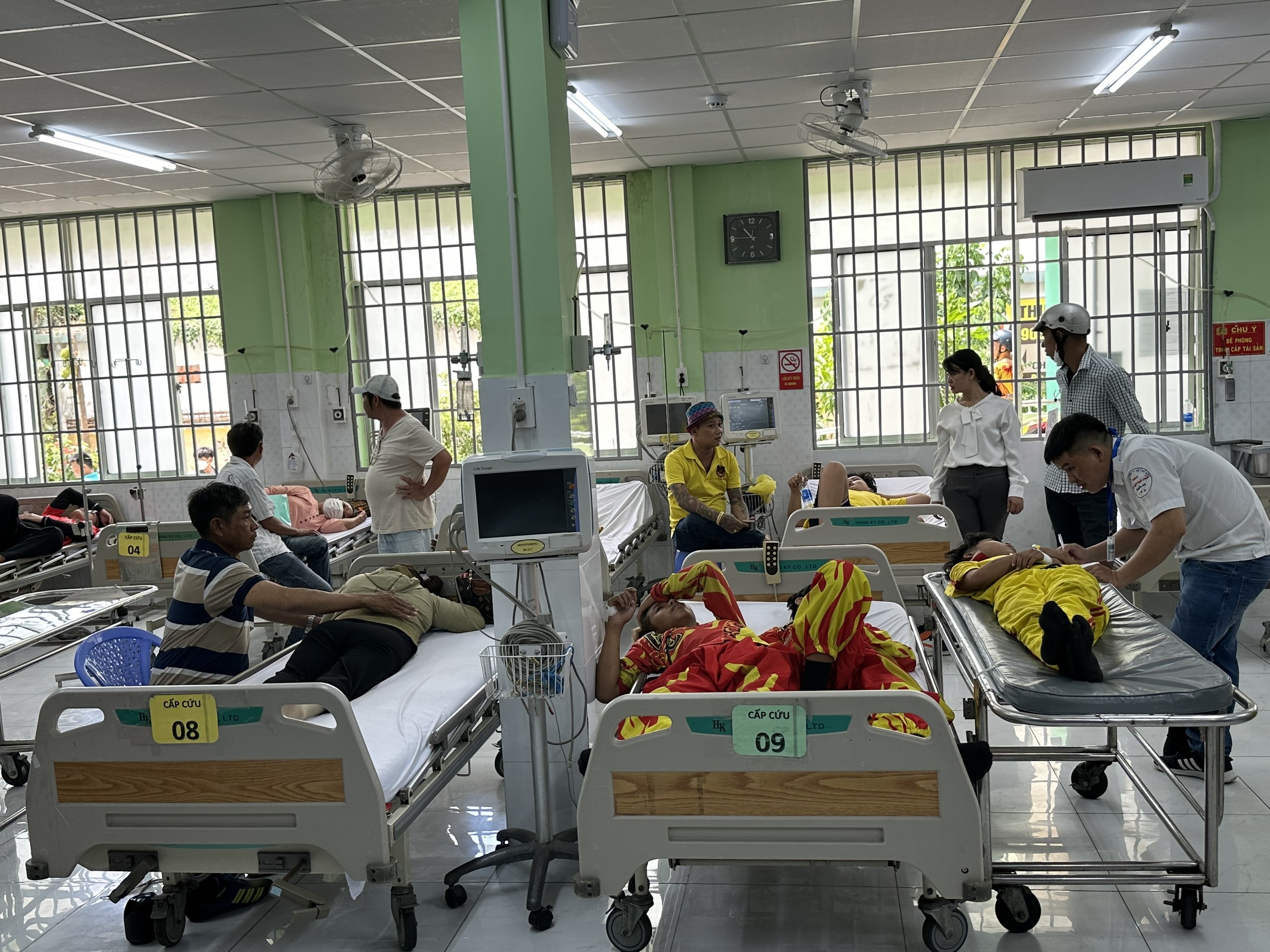 Nhieu nguoi o Binh Duong nghi ngo doc sau khi an banh mi, banh bao hinh anh