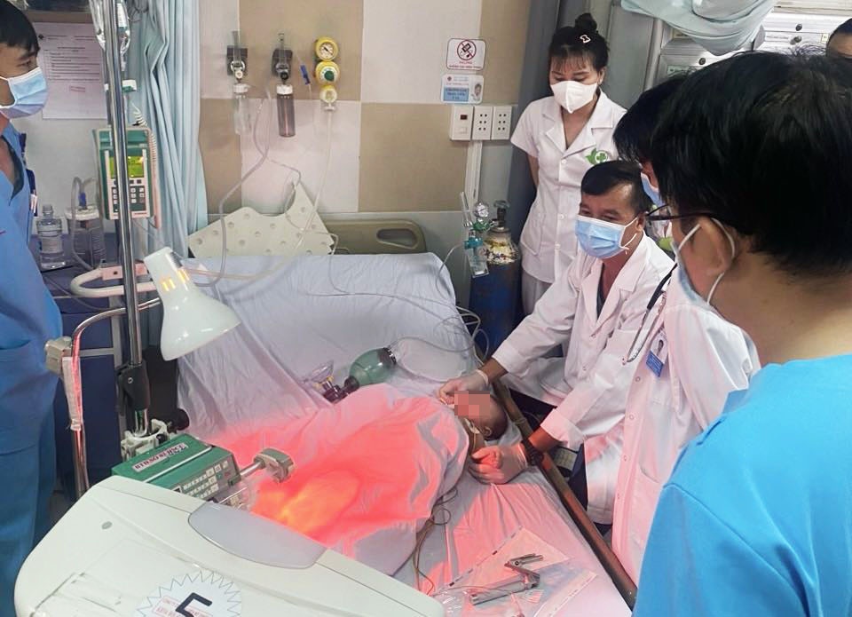 Tre 2 thang tuoi o Binh Duong tim tai sau tiem vaccine hinh anh