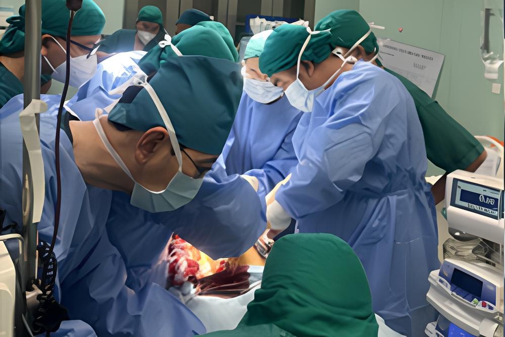 Nguoi dan ong bi hang xom dam thung phoi, rach gan hinh anh