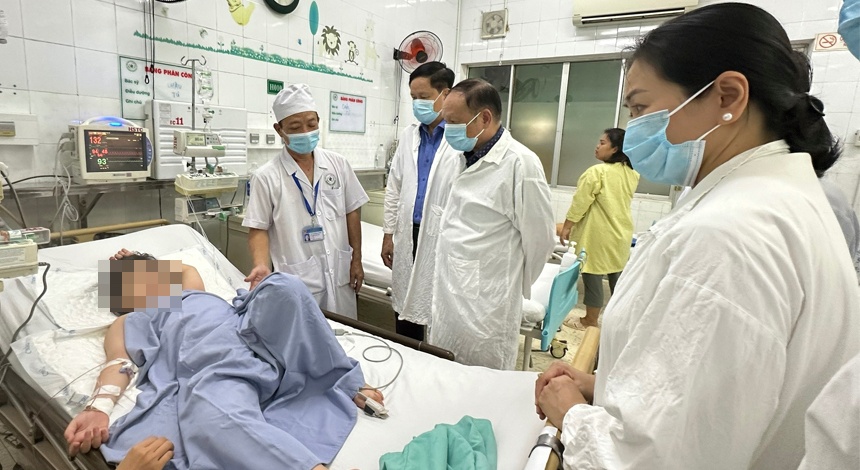 Be trai nghi ngo doc banh mi o Dong Nai tien luong nang hinh anh