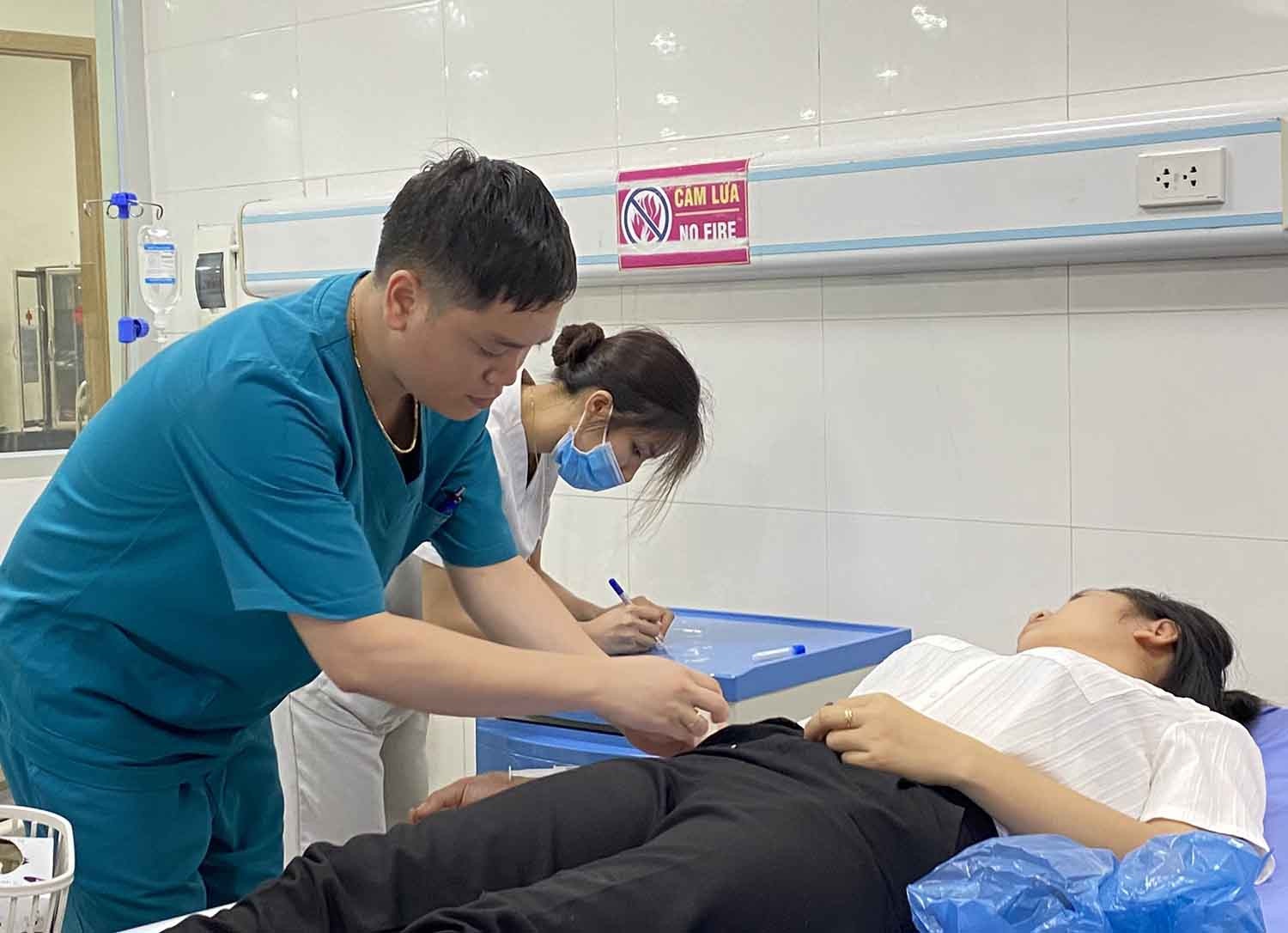 Hon 300 cong nhan o Vinh Phuc nghi bi ngo doc sau bua trua hinh anh