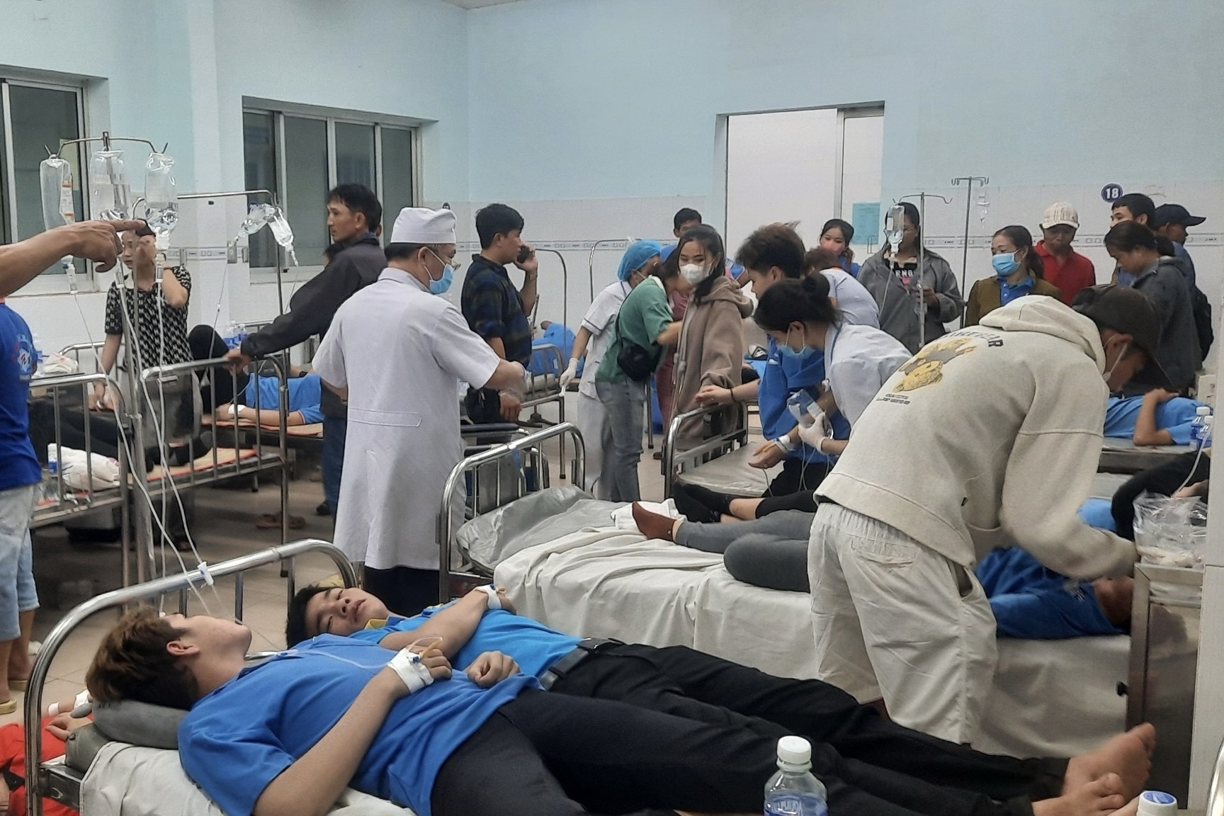 Gan 100 cong nhan o Dong Nai phai cap cuu sau bua toi hinh anh