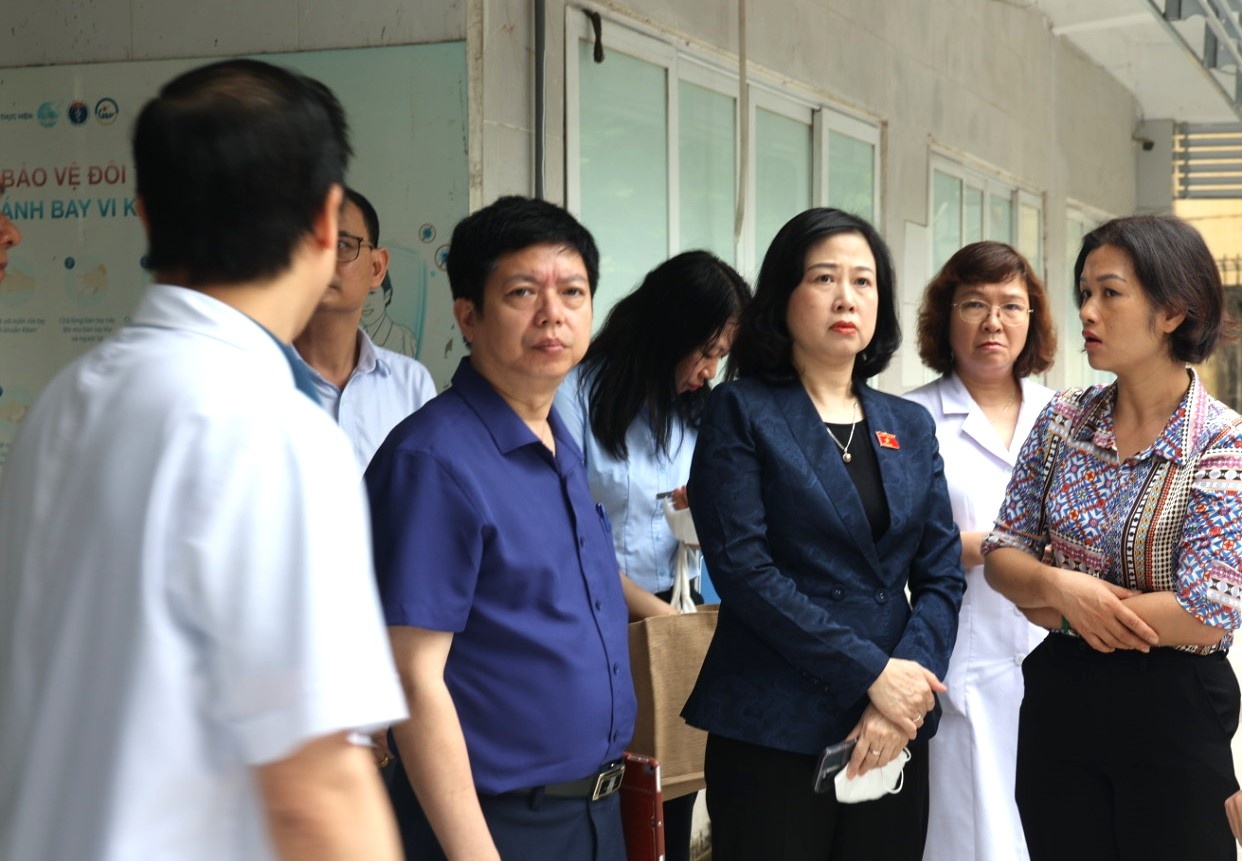 Pho chu tich Quoc hoi va Bo truong Y te tham cac nan nhan vu chay hinh anh