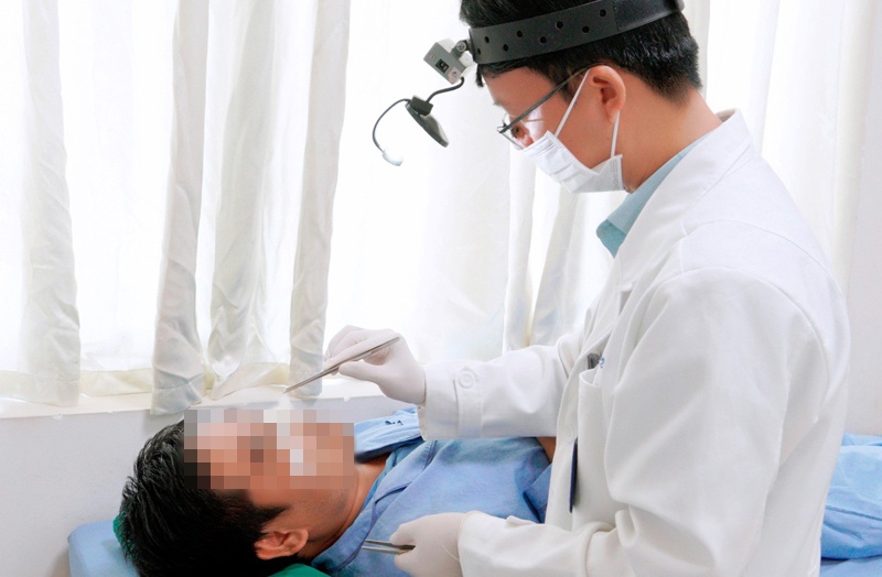 Nhap vien sau khi tu nan mun o mui hinh anh