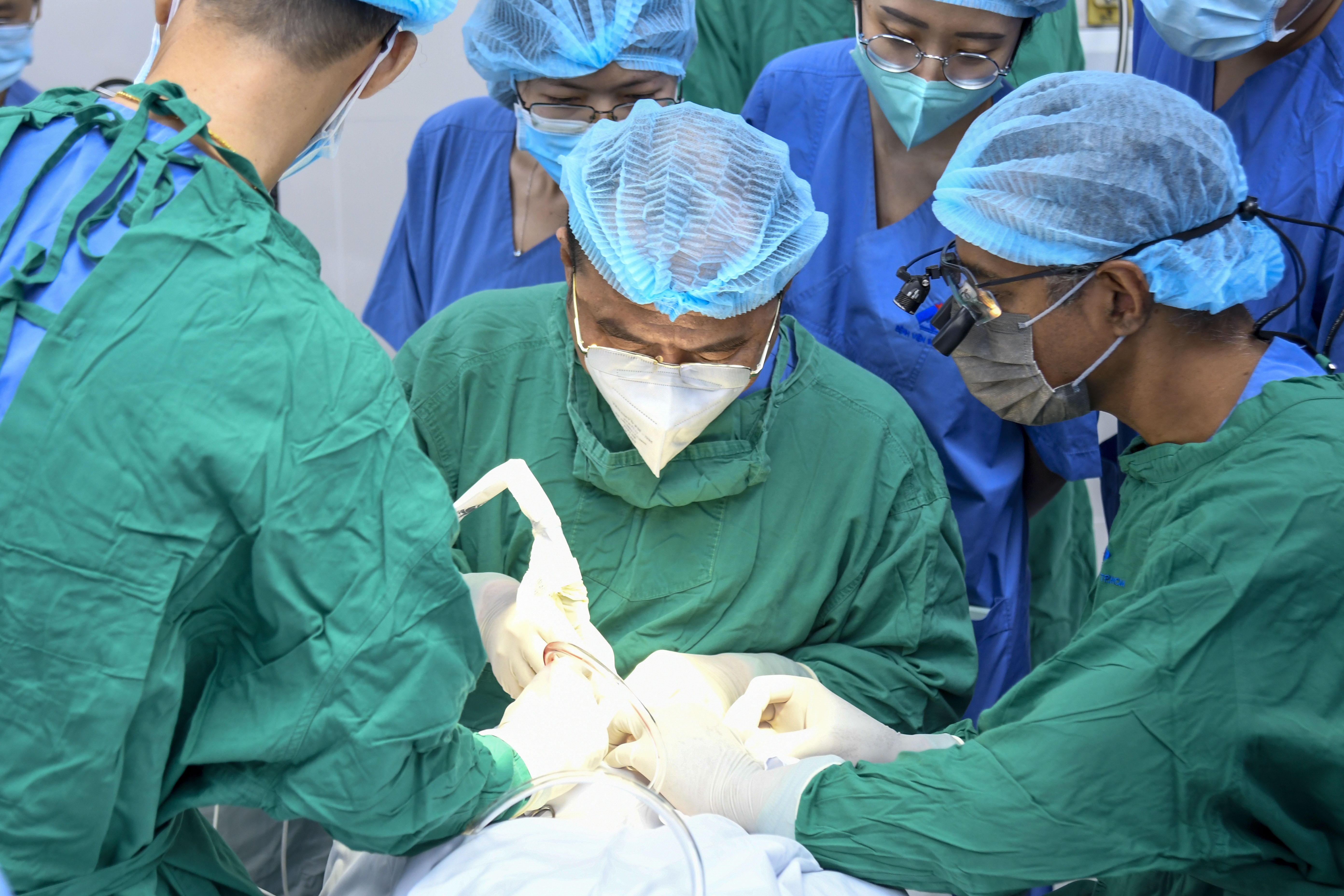 Bac si TP.HCM hop tac chuyen gia My phau thuat ca benh phuc tap hinh anh